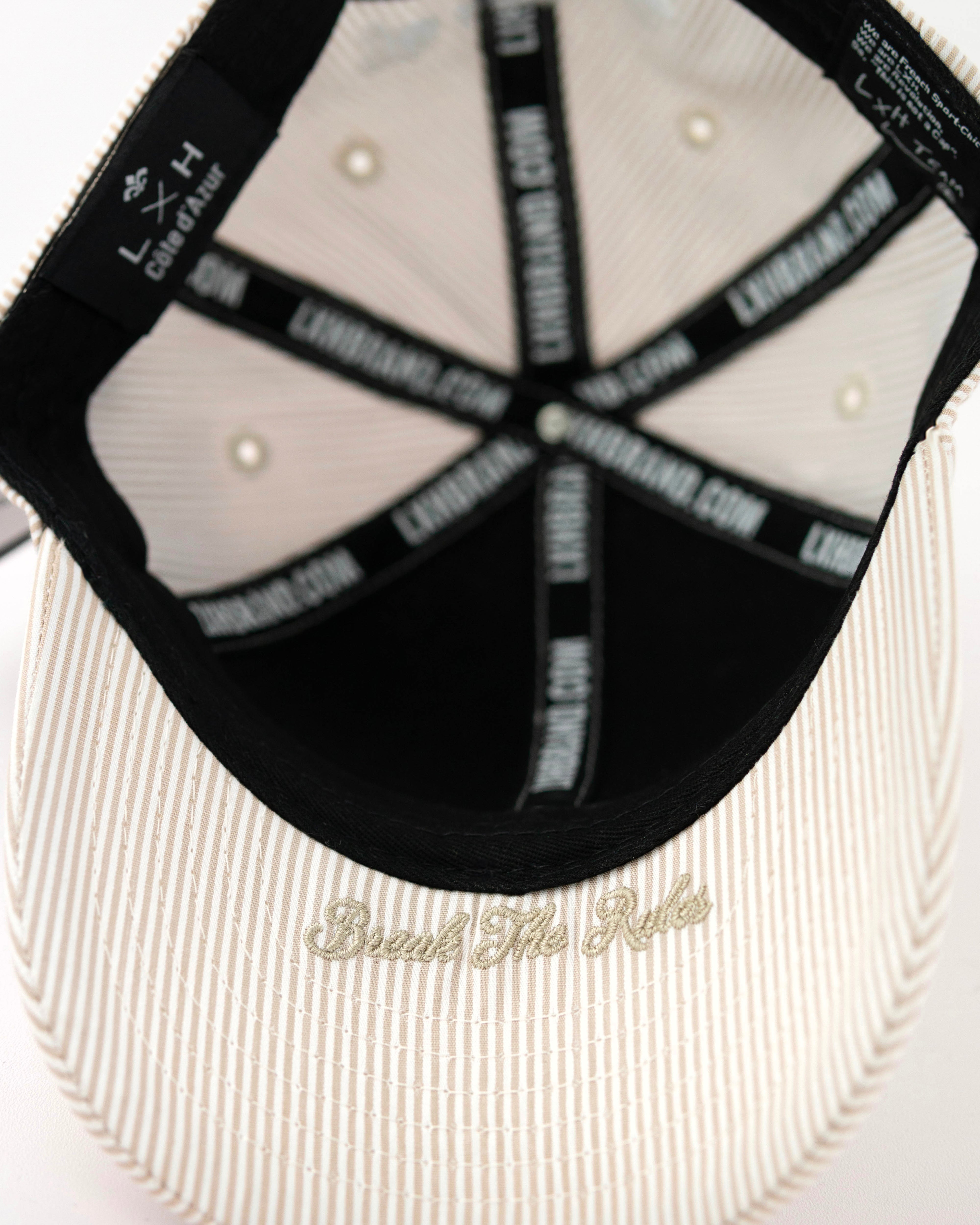 Intérieur de la casquette bébé rayée beige blanc LXH avec étiquette et design élégant