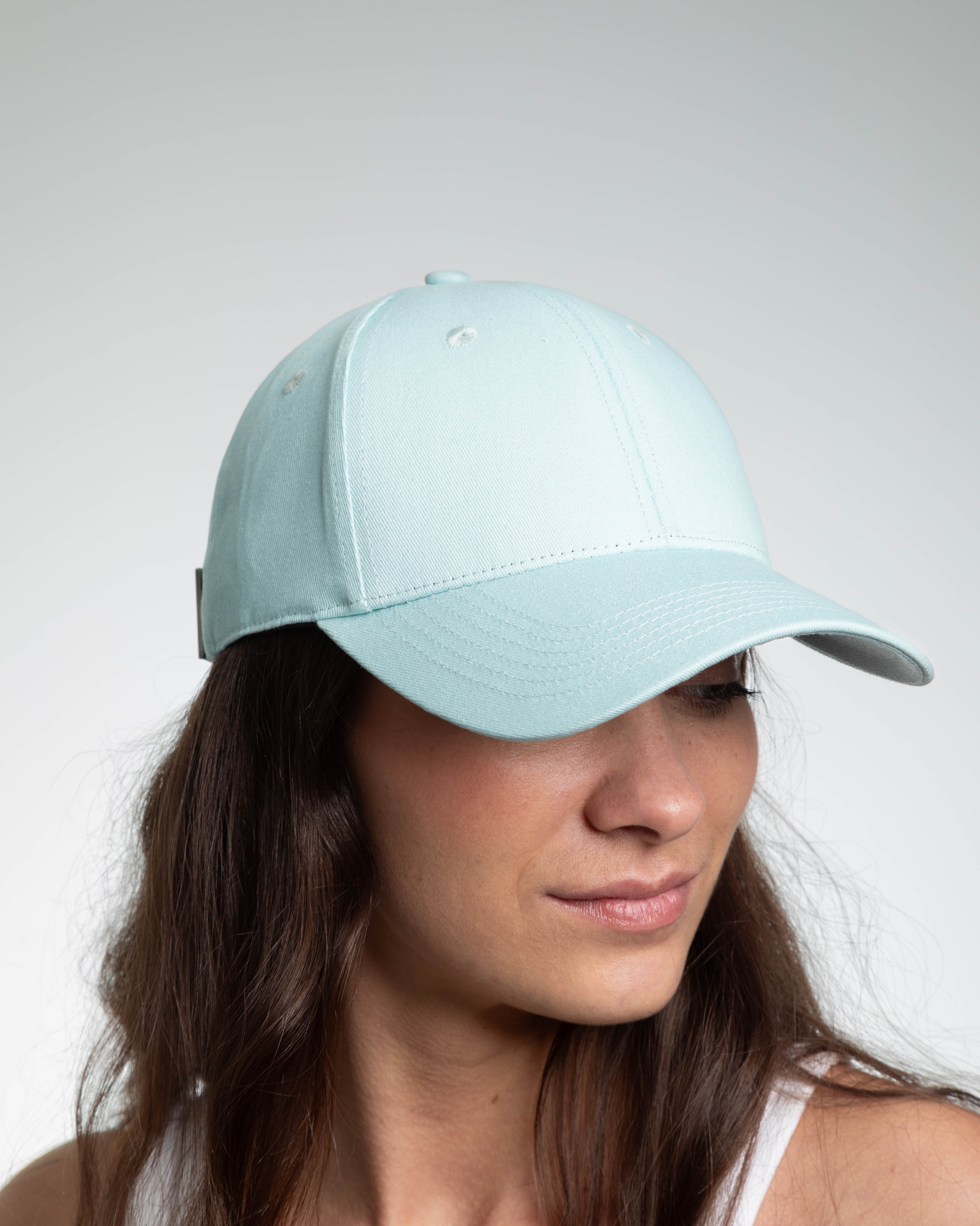 Femme portant une casquette bleu ciel en coton, parfaite pour un style décontracté