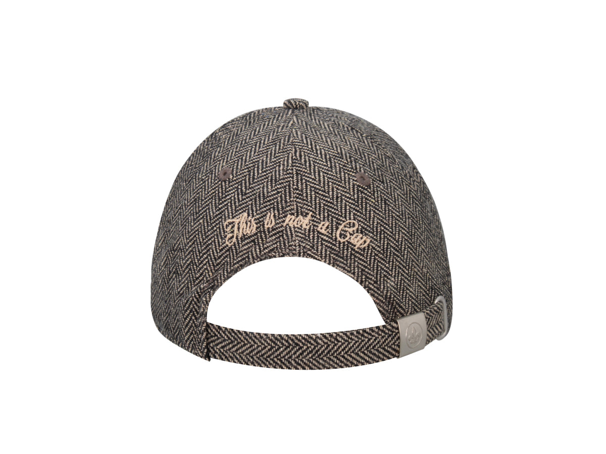 Vue arrière de la casquette chevron beige LXH avec inscription brodée en beige