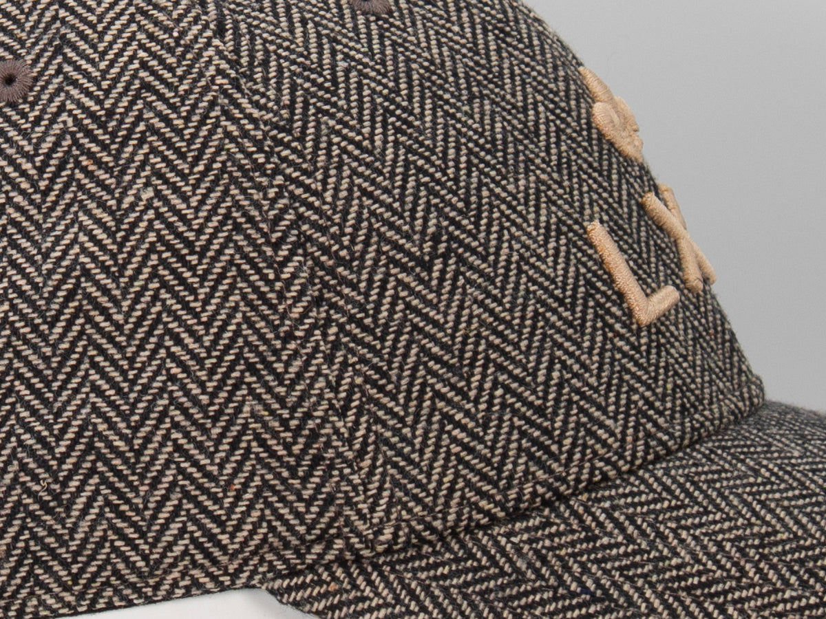 Casquette chevron beige de marque LXH avec motifs texturés élégants