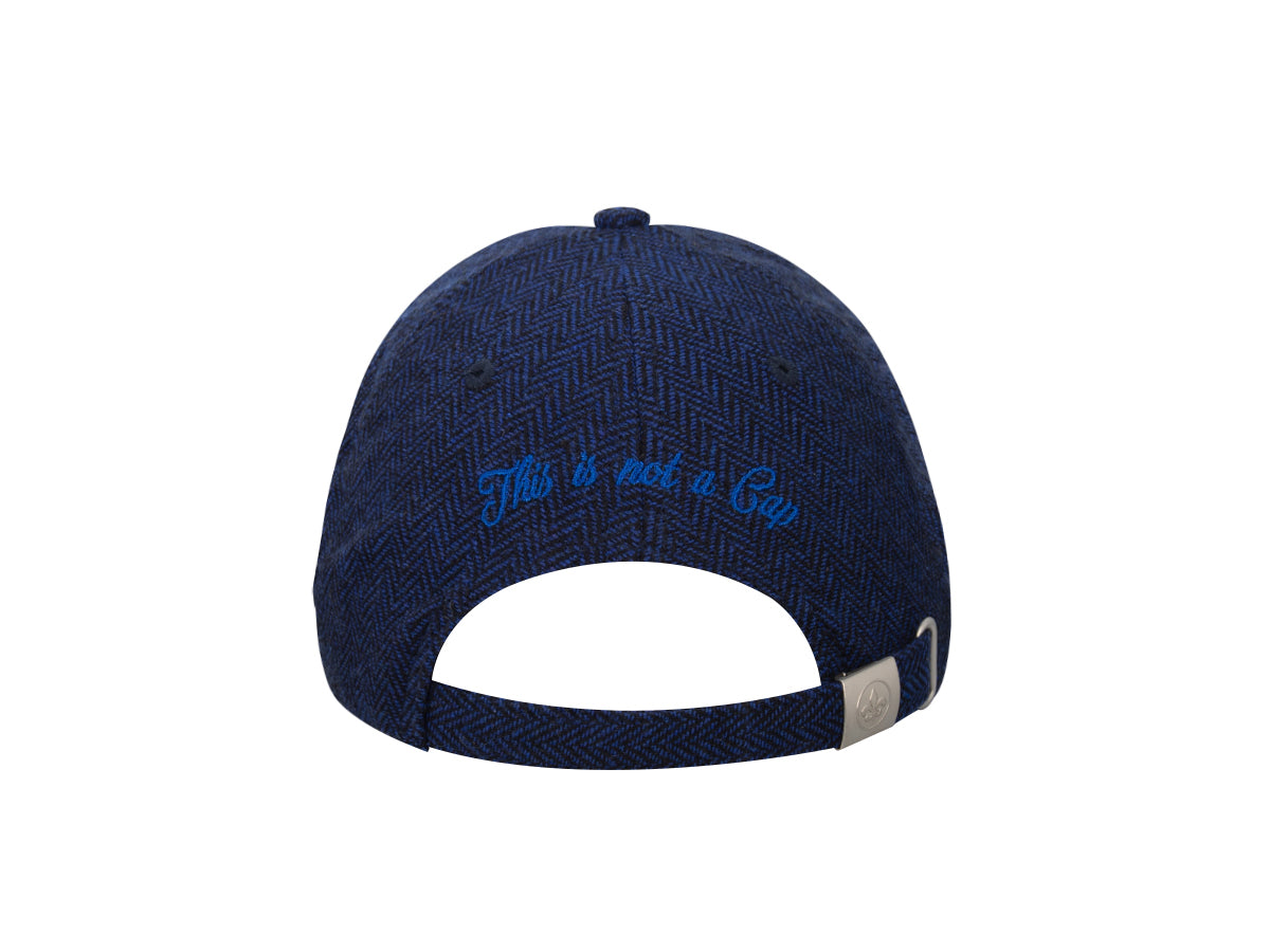Vue arrière de la casquette chevron bleu homme LXH avec broderie stylée au dos