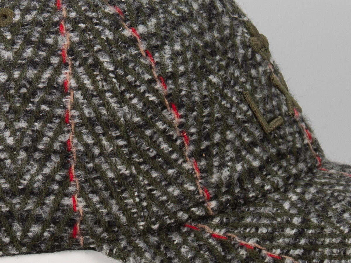 Casquette chevron kaki homme LXH avec des motifs texturés et des détails en fil rouge