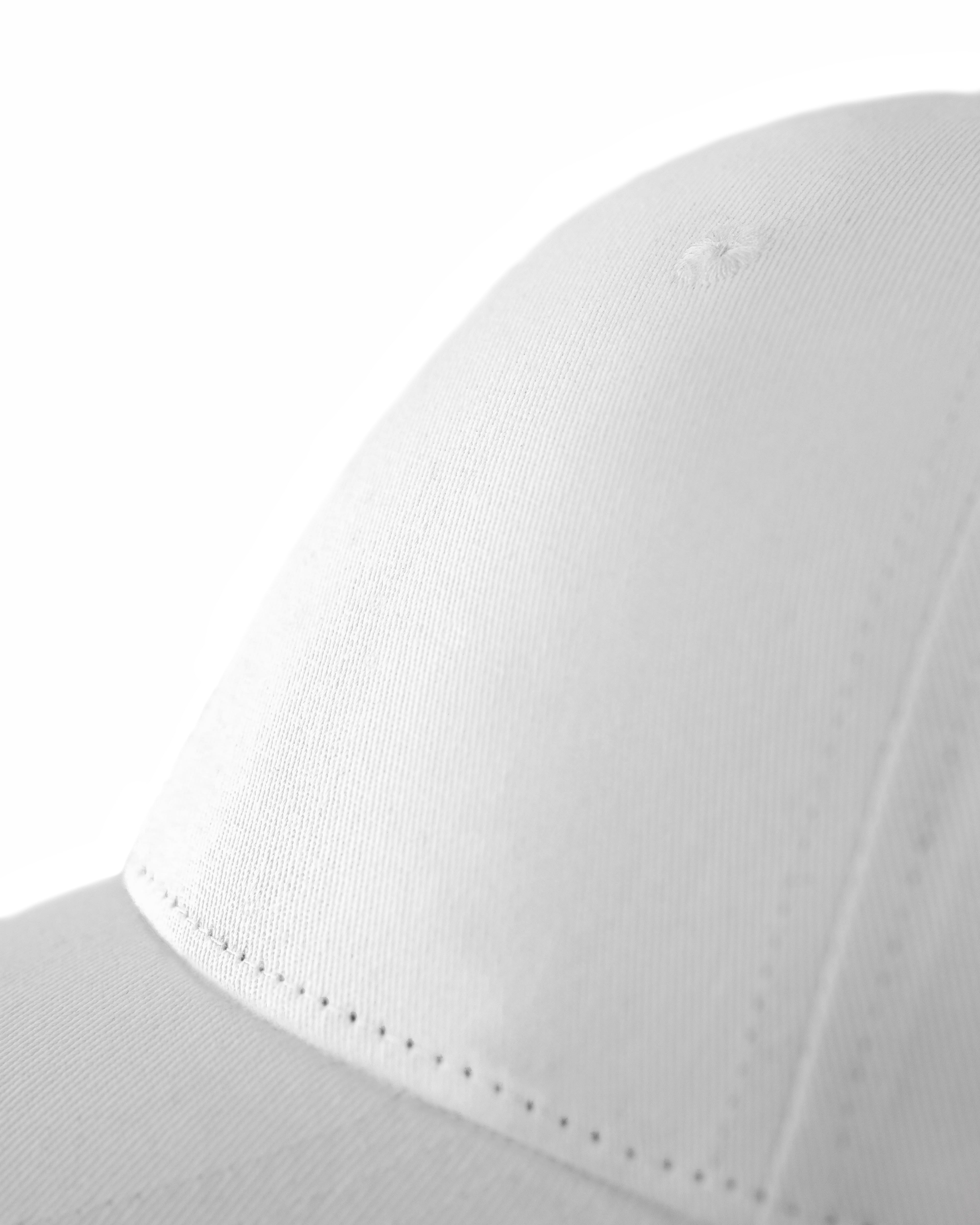 Casquette coton blanc LXH avec une finition lisse et élégante idéale pour toutes les occasions