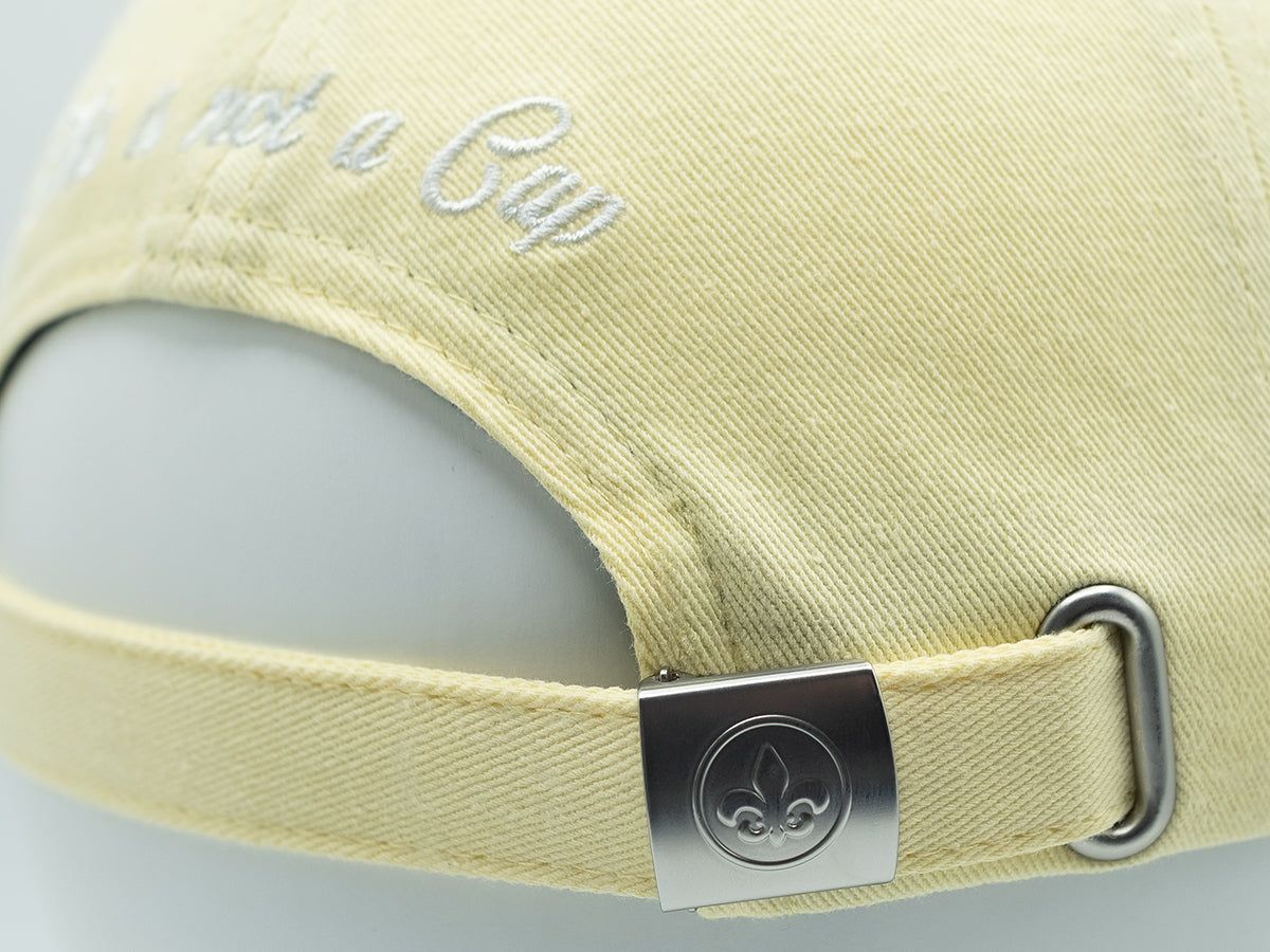 Détail de la casquette coton jaune citron LXH avec broderie à l'arrière et attache métallique