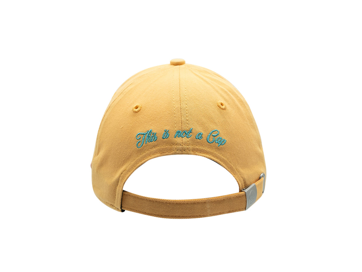 Vue arrière de la casquette coton jaune premium avec broderie 'This is not a Guy'