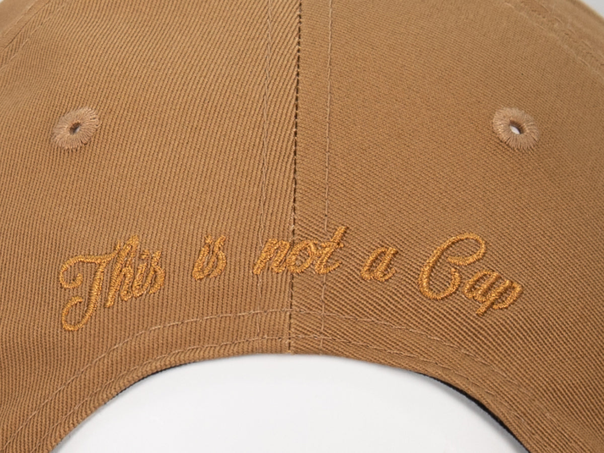 Casquette coton pain d'épice avec broderie 'This is not a Cap' sur l'arrière