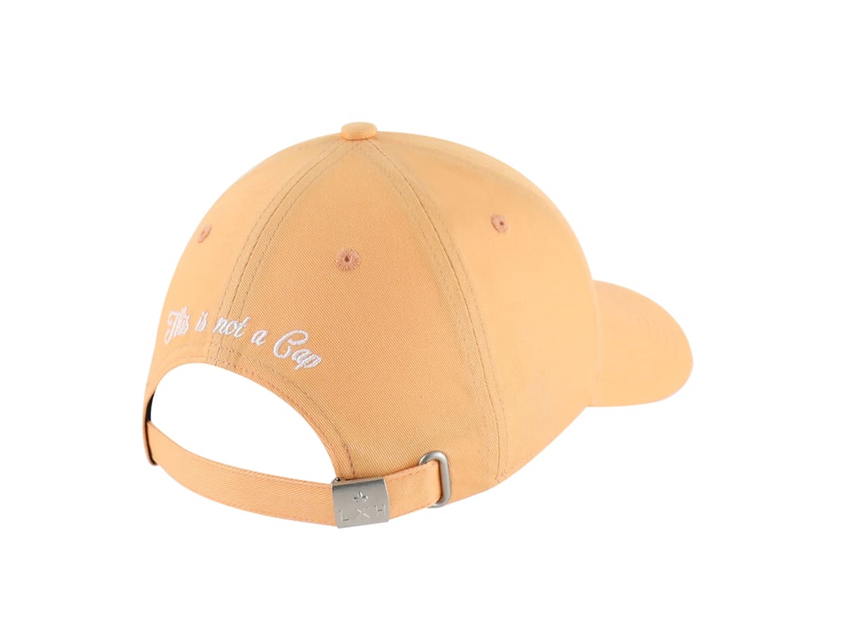 Casquette Coton Pêche de LXH avec une fermeture arrière ajustable et un design élégant.