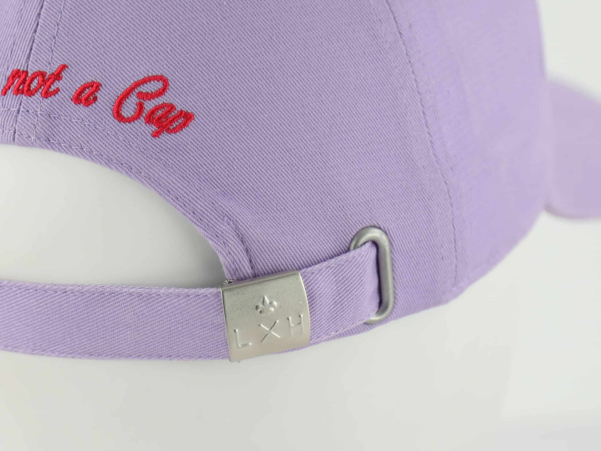 Détails de la Casquette Coton Pop Lilas de LXH avec broderie rouge à l'arrière et attache réglable