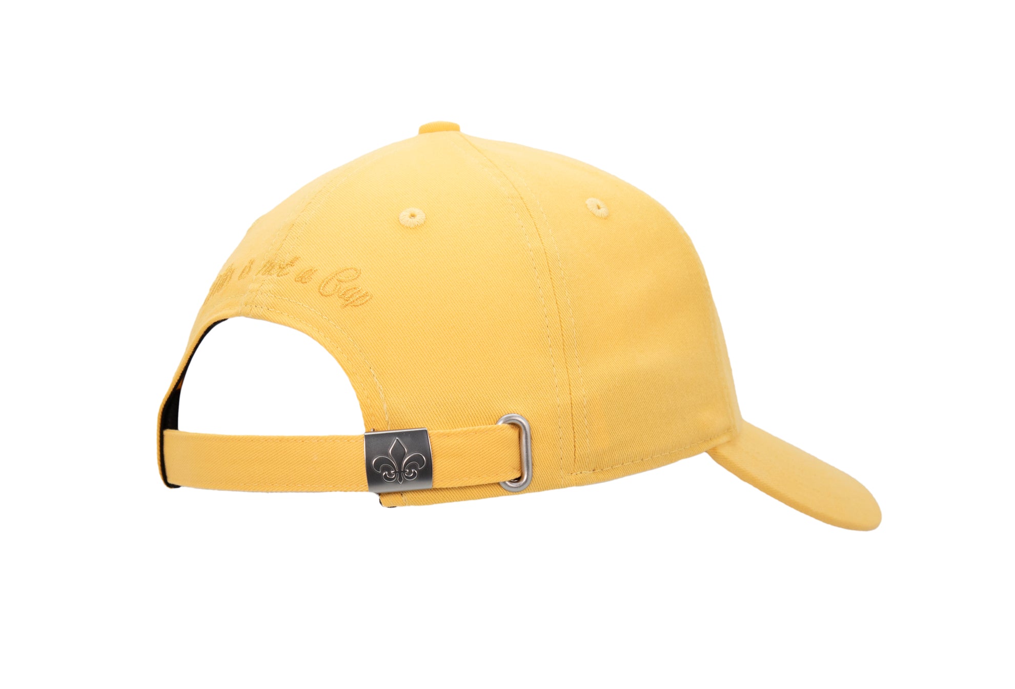 Arrière casquette « Héritage » LXH jaune mimosa, sangle coton, boucle métal fleur de lys, signature « Luxury is not a Cap ».