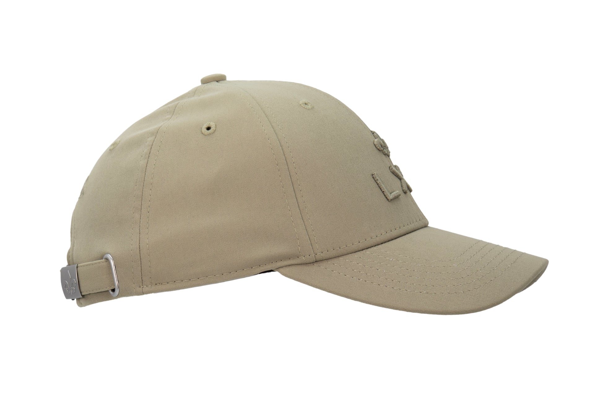 Casquette « Héritage » LXH vert olive clair trois quarts arrière, sangle réglable boucle fleur de lys, broderie LXH.