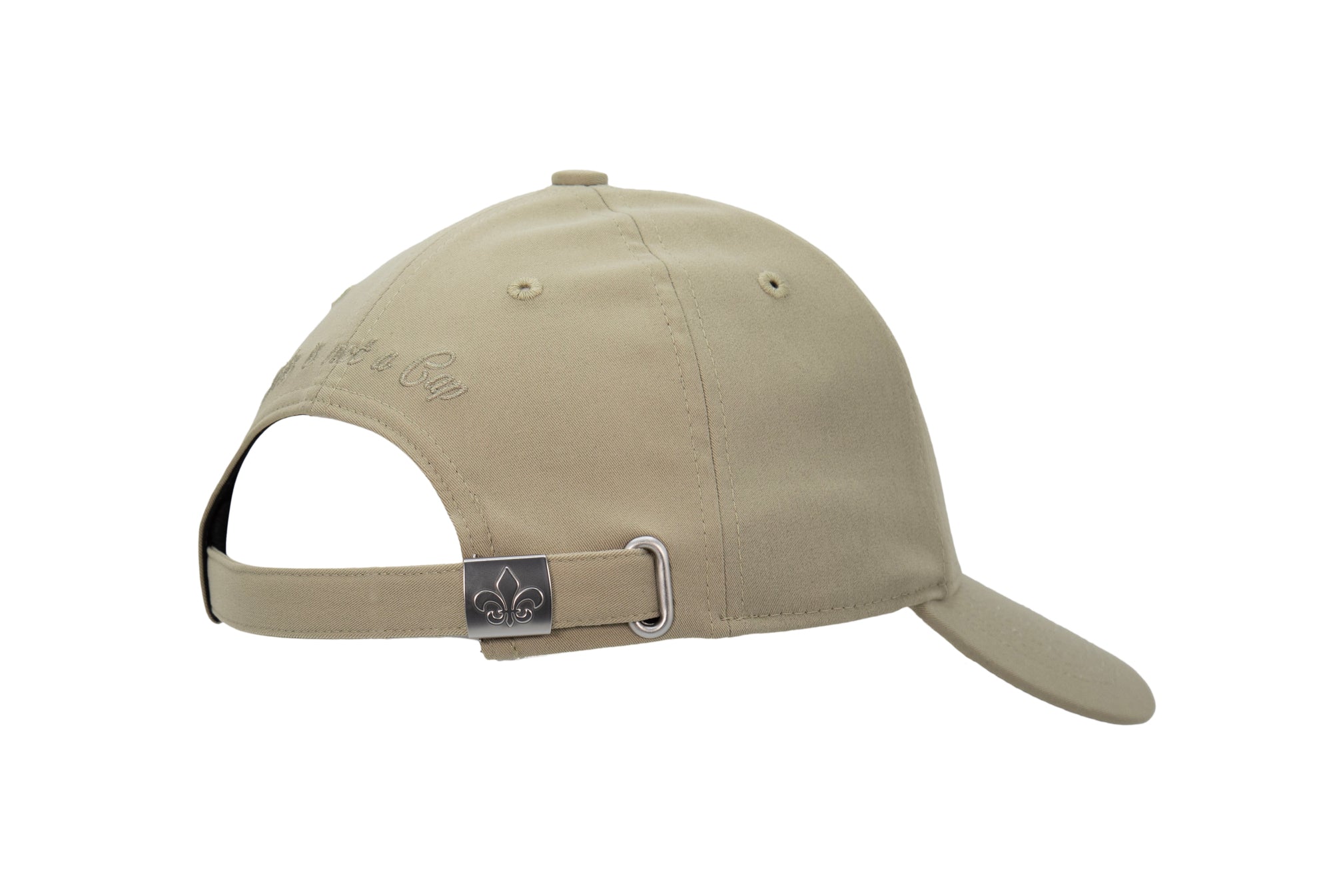 Dos casquette LXH vert olive clair, sangle, boucle métal fleur de lys, broderie « Today is not a Cap Day » ton sur ton.