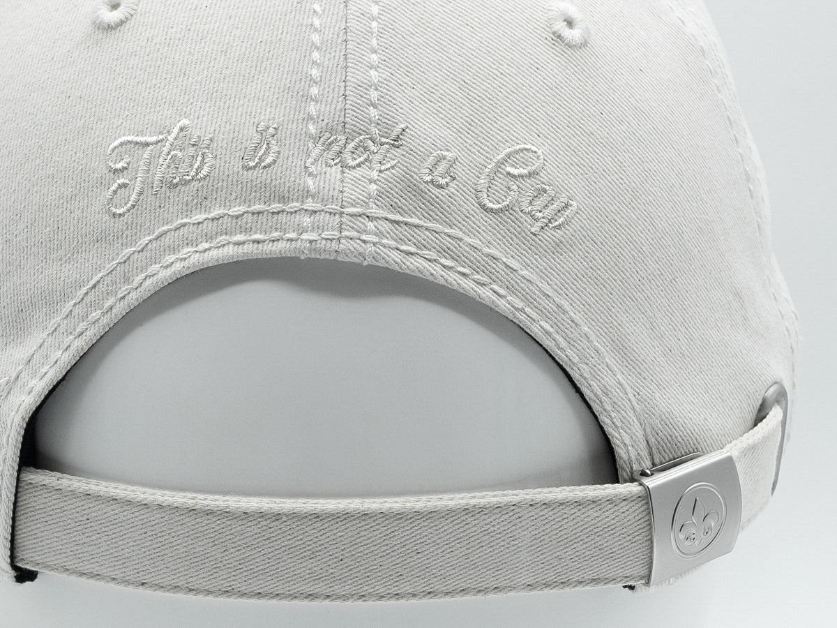 Vue arrière de la casquette crème héritage LXH avec broderie 'This is not a Cup'