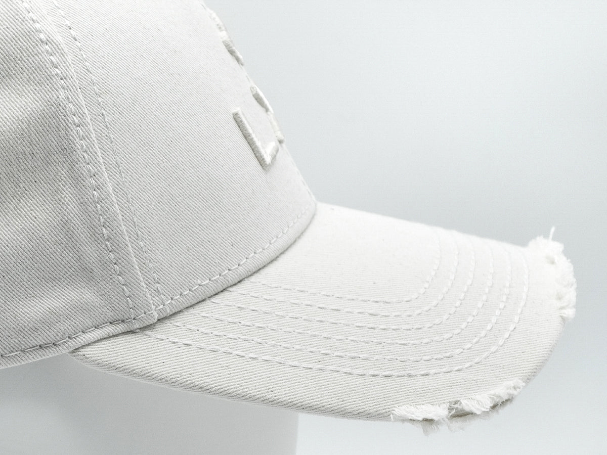Casquette crème héritage avec des détails usés pour un look vintage stylé