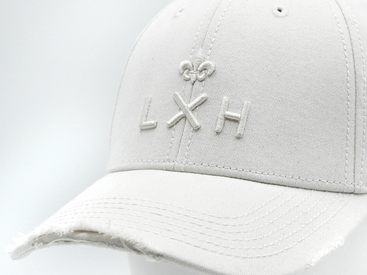 Casquette crème héritage LXH avec broderie élégante et visière déchirée pour un look décontracté.