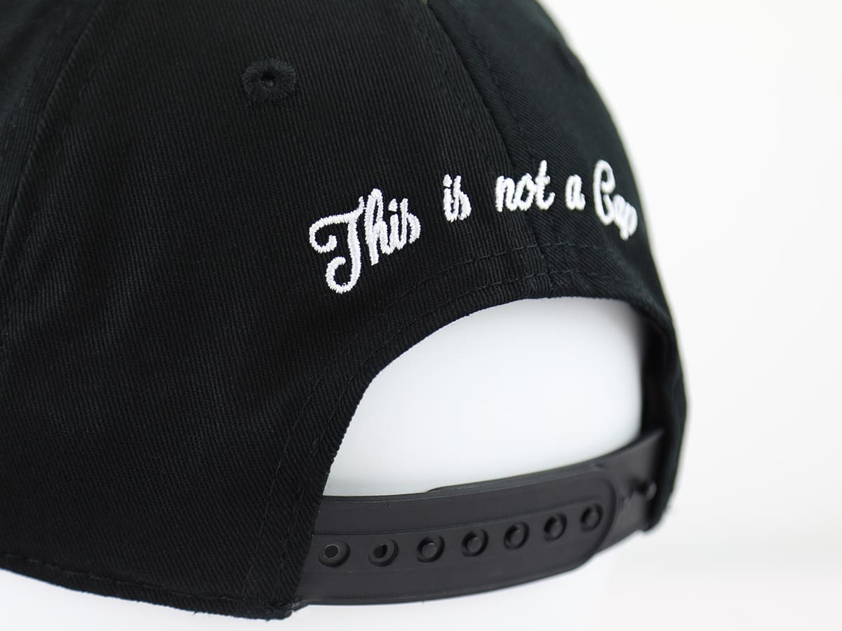 Casquette enfant coton noir avec broderie 'This is not a Cap' au dos