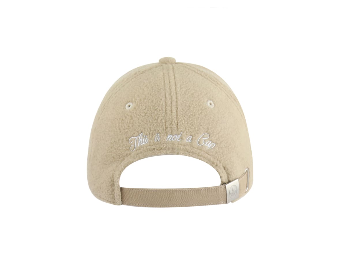 Casquette LXH polaire beige vue dos, broderie blanche This is not a Cap centrée, sangle réglable beige et boucle métal.