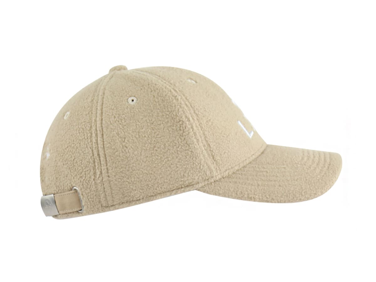 Casquette LXH Héritage polaire beige profil gauche, coupe baseball six panneaux, visière incurvée et sangle ajustable beige.