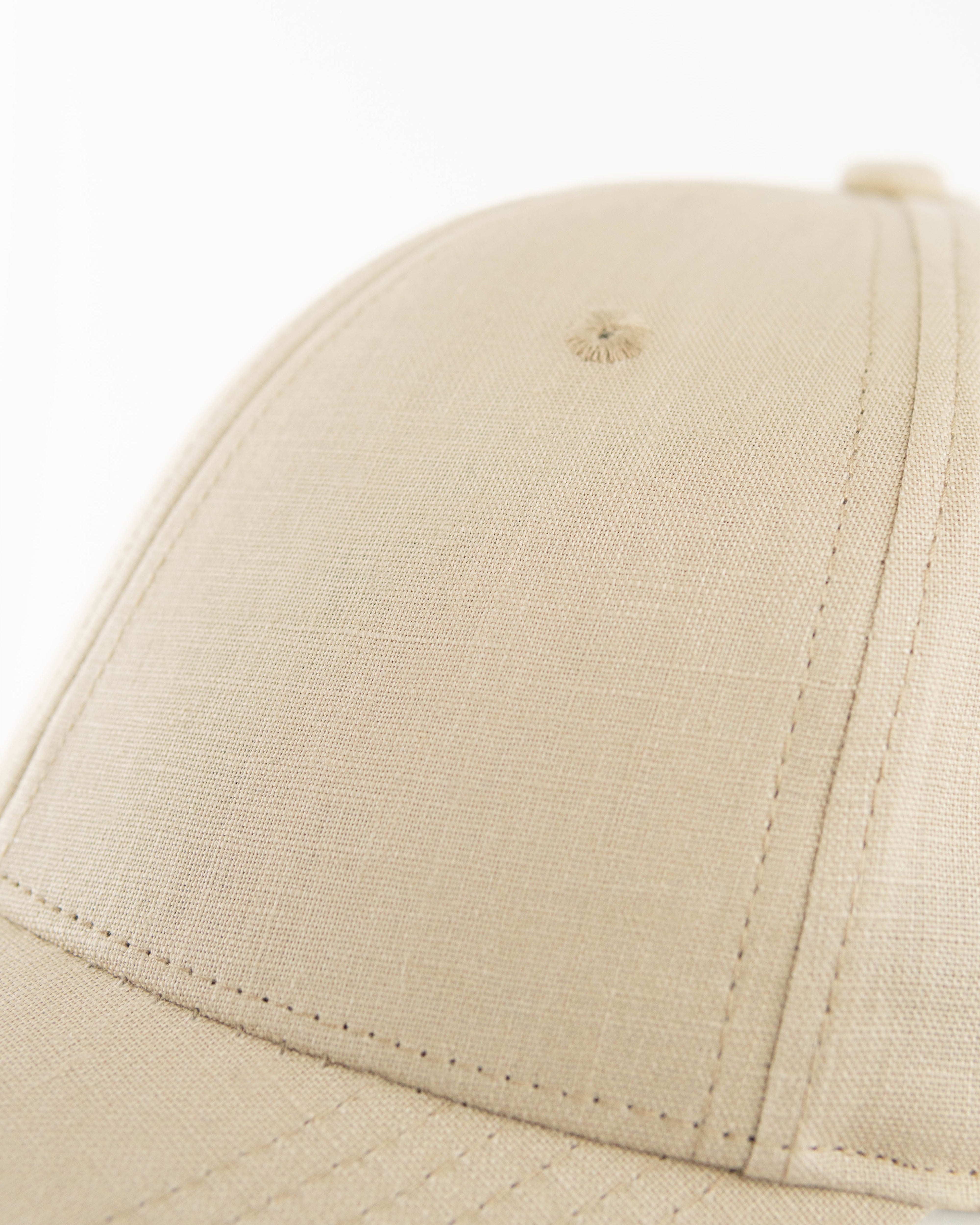 Casquette lin beige homme avec un tissu léger et élégant, idéale pour le style décontracté