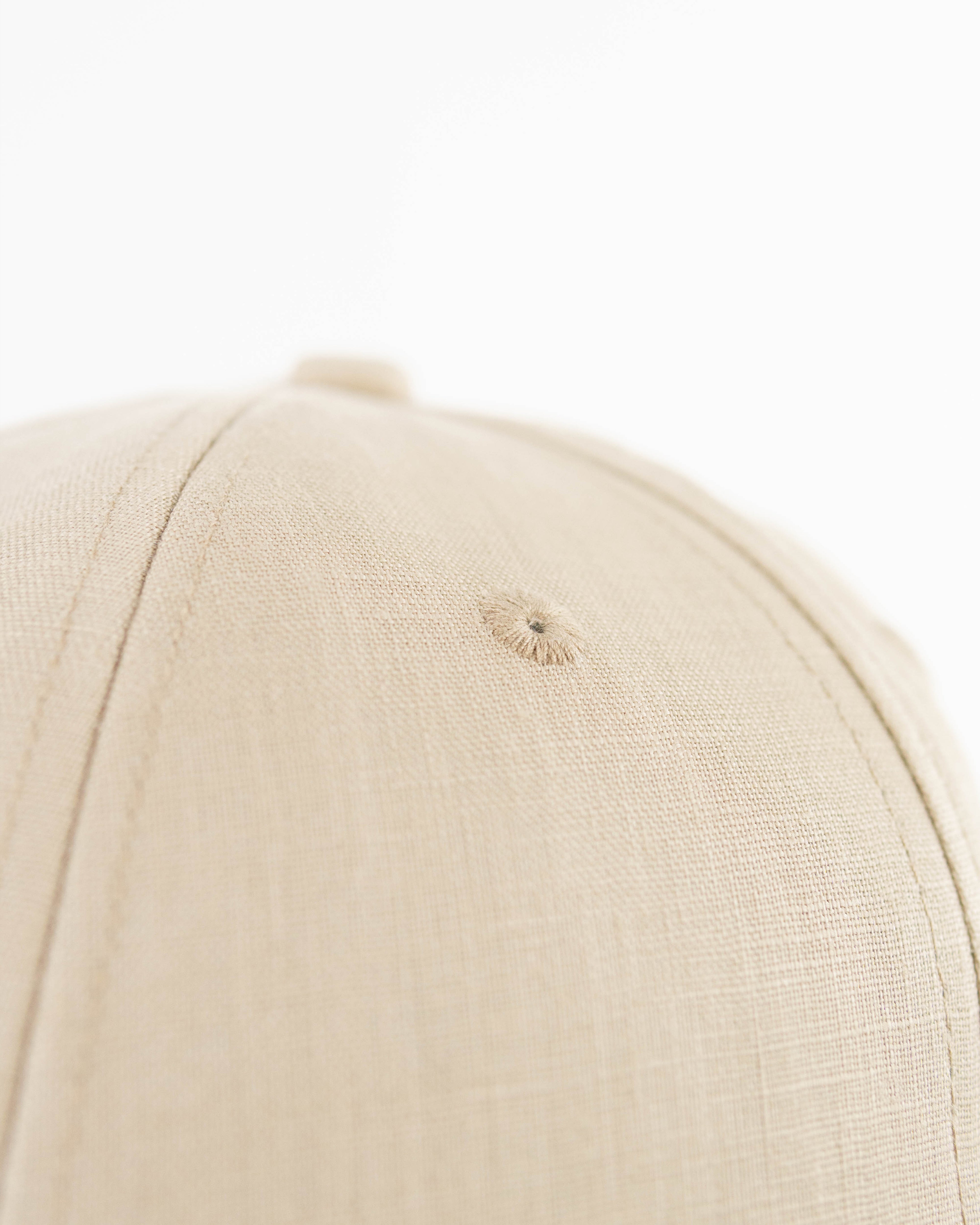 Détail de la casquette lin beige homme de LXH avec couture soignée et tissu léger