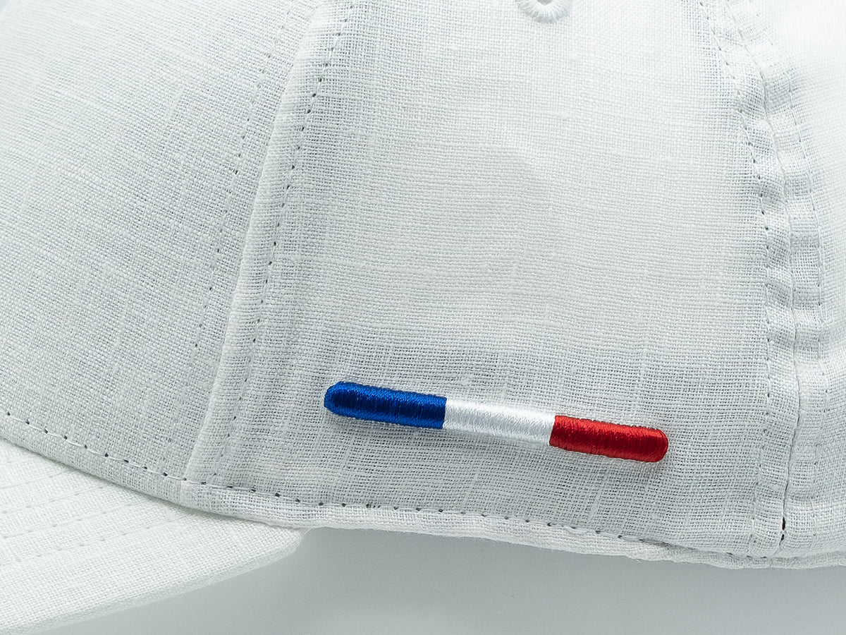 Casquette lin blanc ton sur ton avec broderie tricolore sur le côté pour une touche élégante
