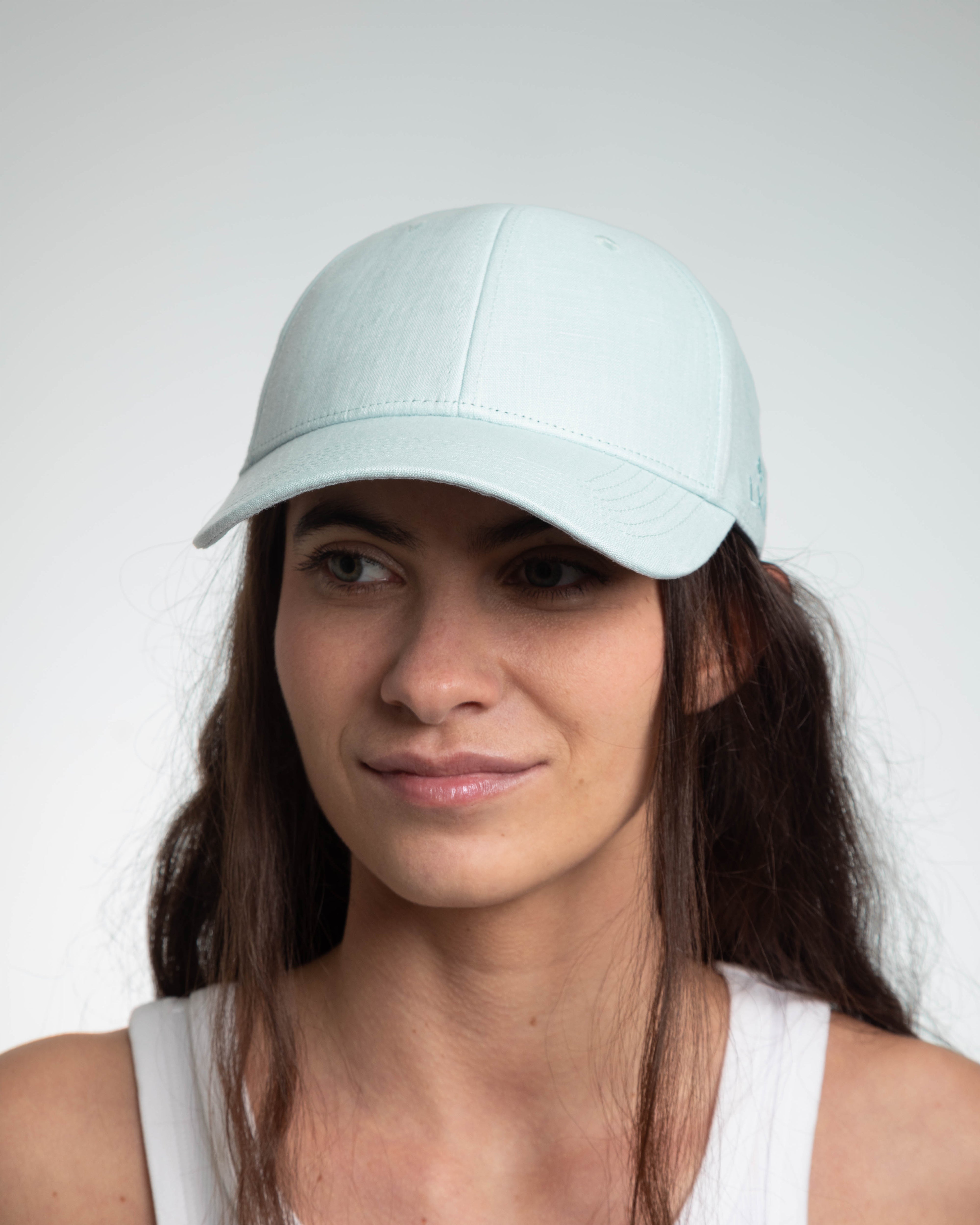 Femme portant une casquette lin bleu ciel de la marque LXH, offrant un style décontracté et léger