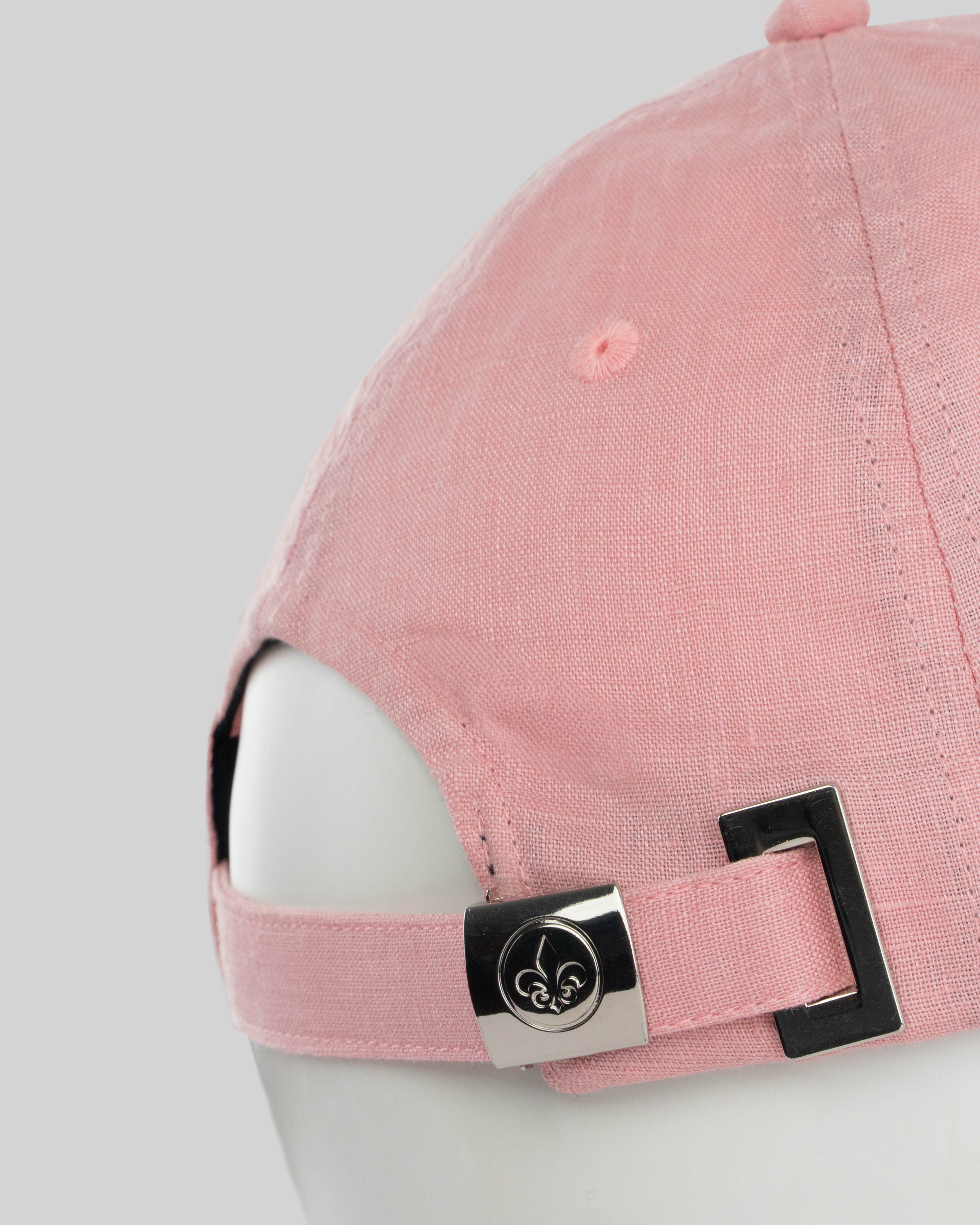 Détail arrière de la casquette lin rose femme LXH avec fermoir ajustable élégant