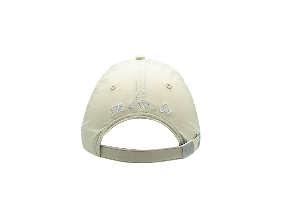 Vue arrière de la casquette nylon beige homme avec broderie 'This is not a Cap' et réglage à l'arrière