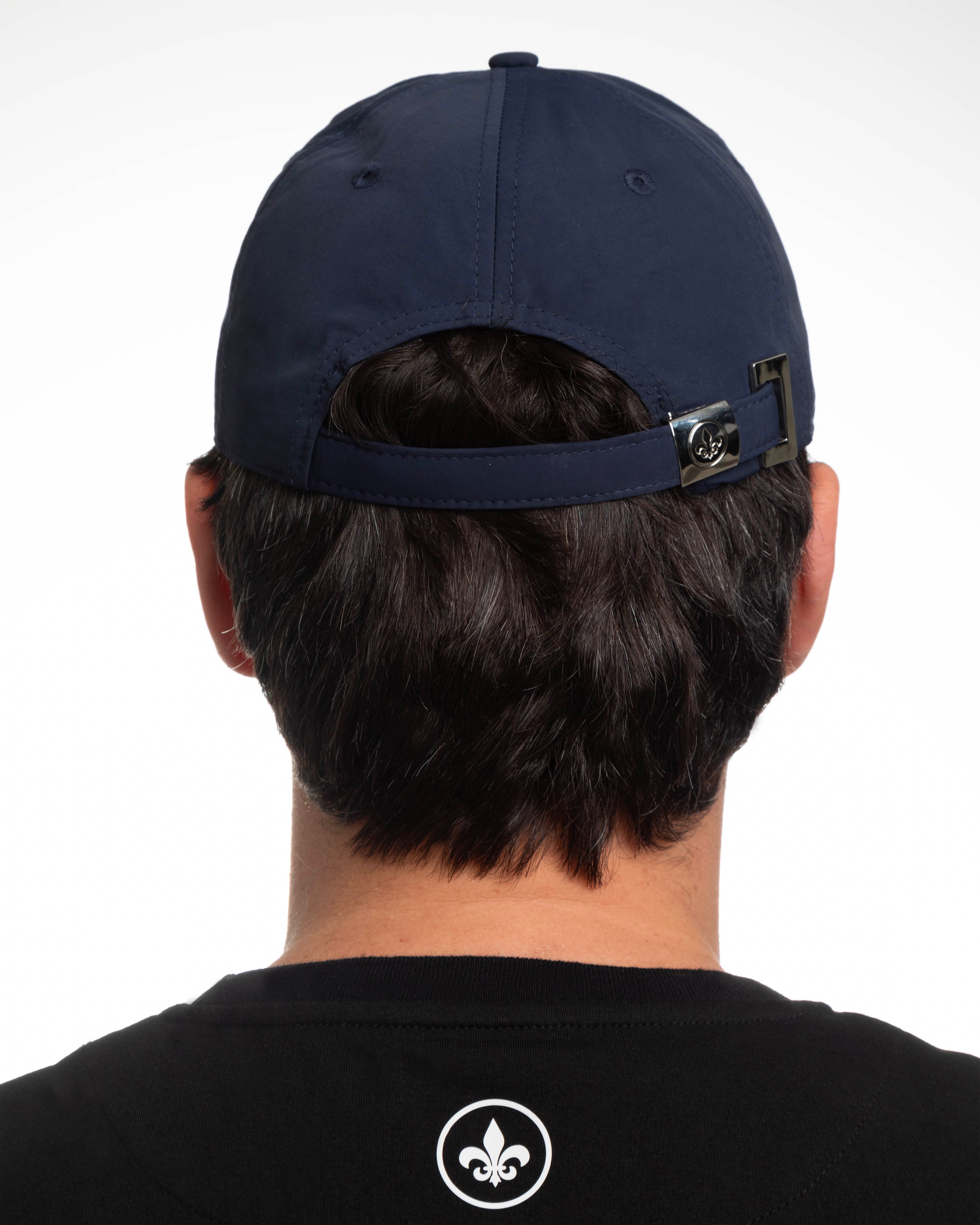 Casquette nylon bleu marine de la marque LXH avec ajustement à l'arrière