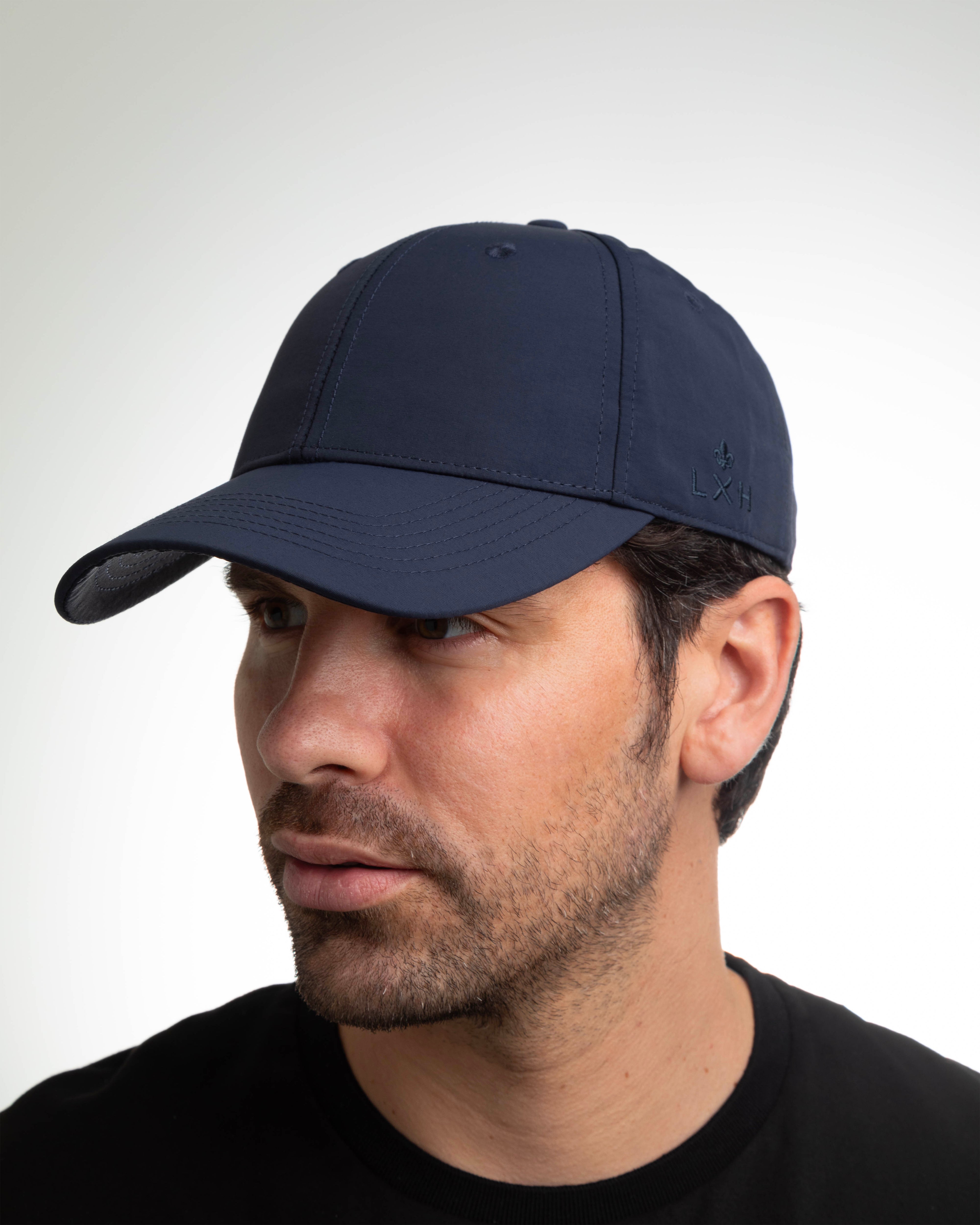 Casquette nylon bleu marine de LXH portée par un homme avec un t-shirt noir, parfaite pour les activités en extérieur