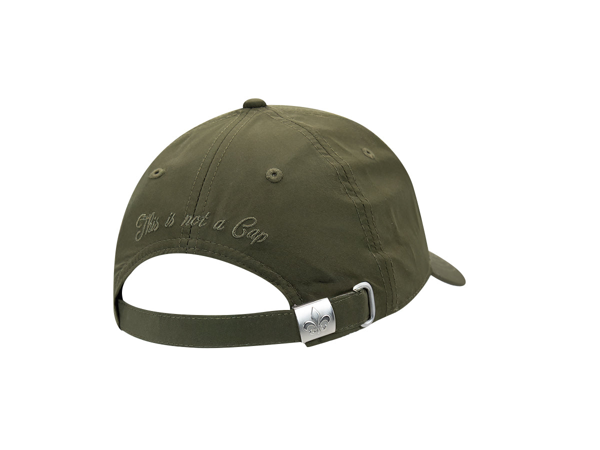 Arrière casquette LXH kaki, broderie cursive ton sur ton « This is not a Cap », passant métal gravé fleur de lys.