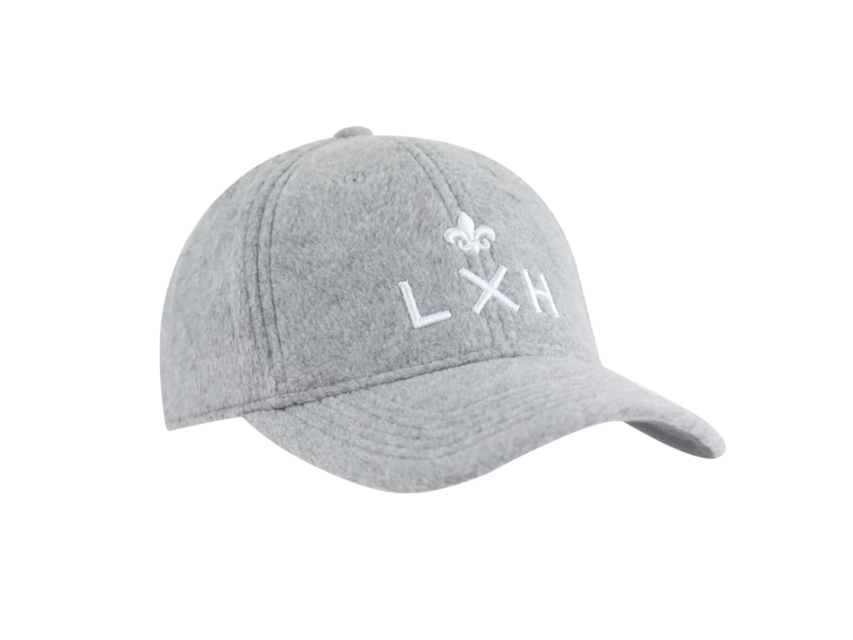 Casquette polaire grise LXH avec broderie blanche pour un style décontracté
