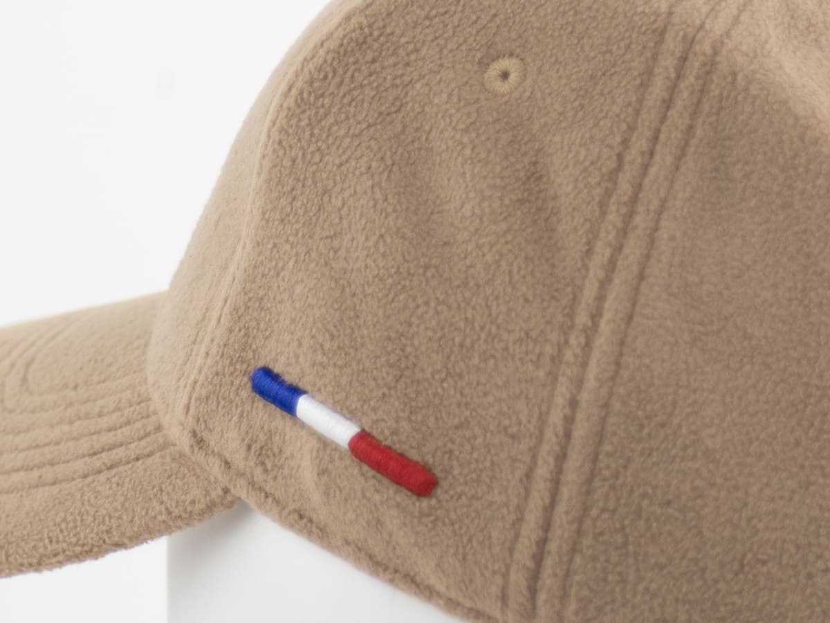Casquette polaire homme de couleur beige avec un petit drapeau français brodé sur le côté