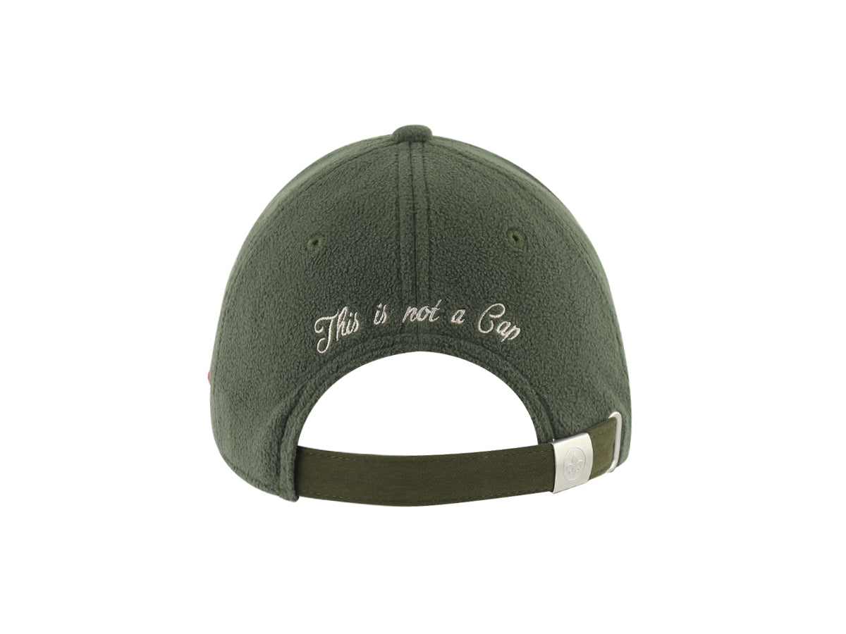 Vue arrière d'une casquette polaire kaki homme avec une inscription stylisée 'This is not a Cap'