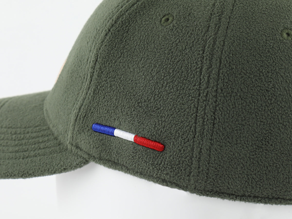 Détail d'une casquette polaire kaki homme avec logo tricolore sur le côté