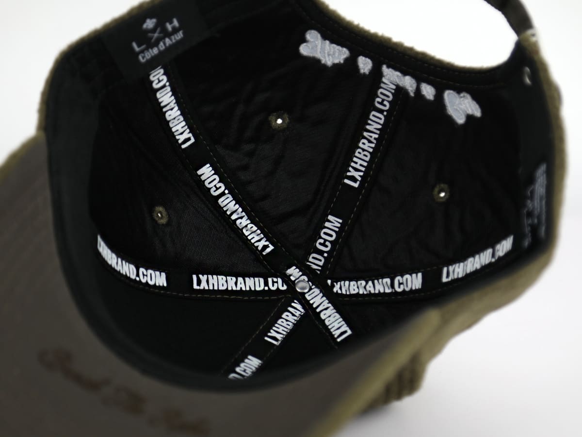 Intérieur de la casquette polaire kaki LXH avec doublure noire et étiquettes de marque