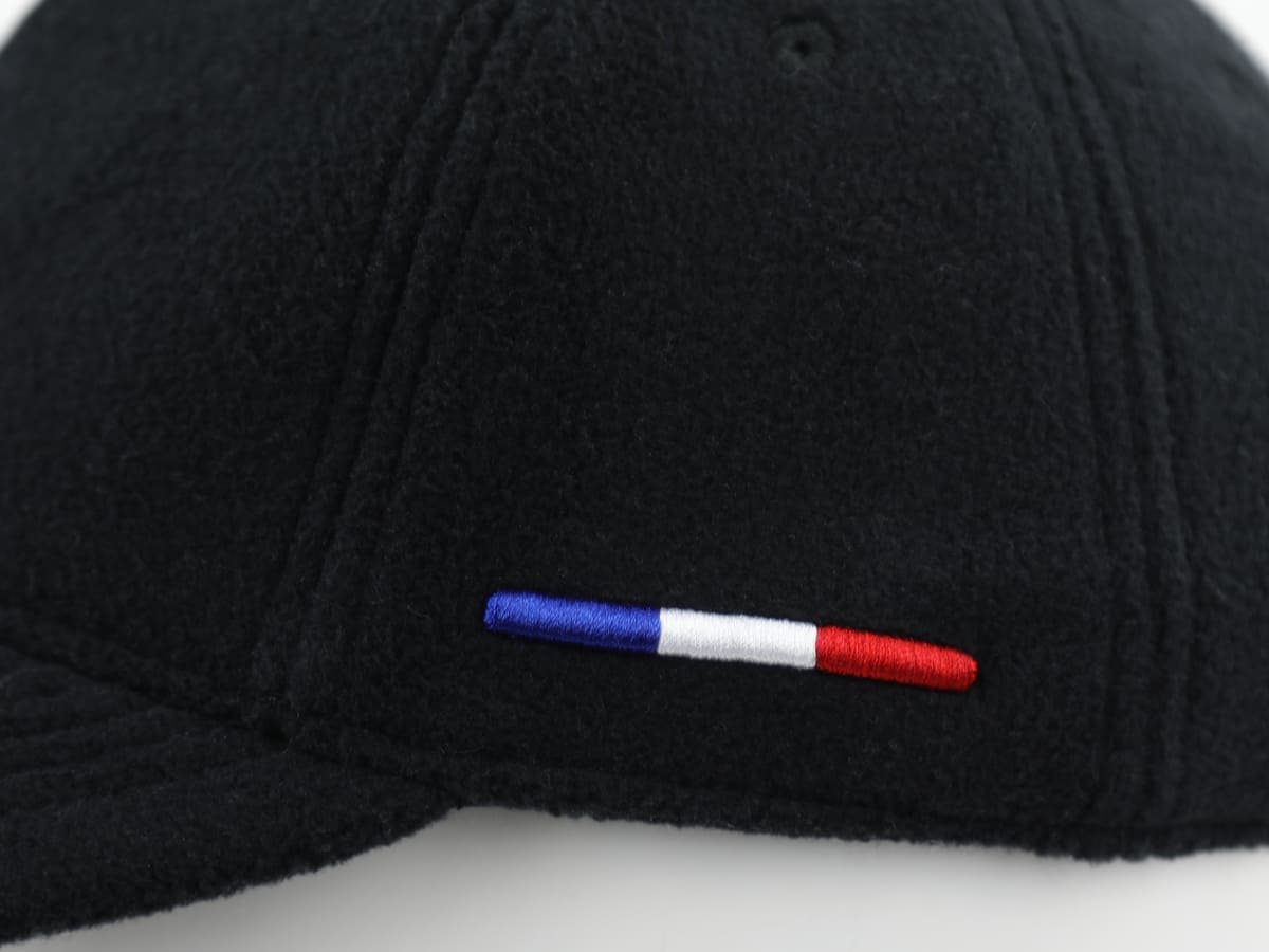 Casquette polaire noire homme de LXH avec broderie tricolore sur le côté