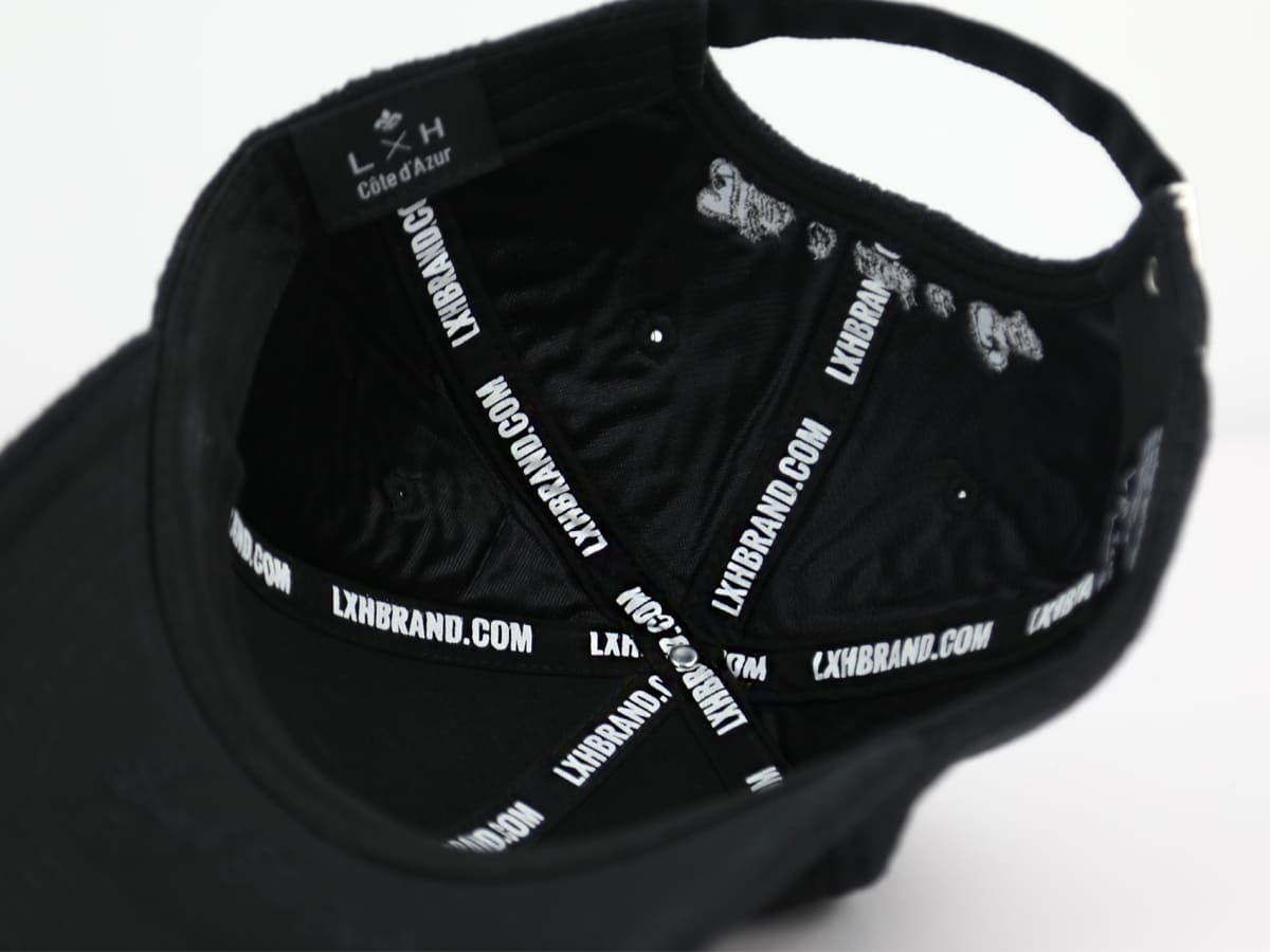 Intérieur de la casquette polaire noire homme LXH avec des coutures et des étiquettes de marque