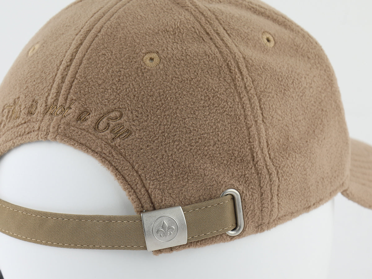 Gros plan sangle arrière ajustable et tissu polaire noisette de la casquette « Héritage » LXH adulte.