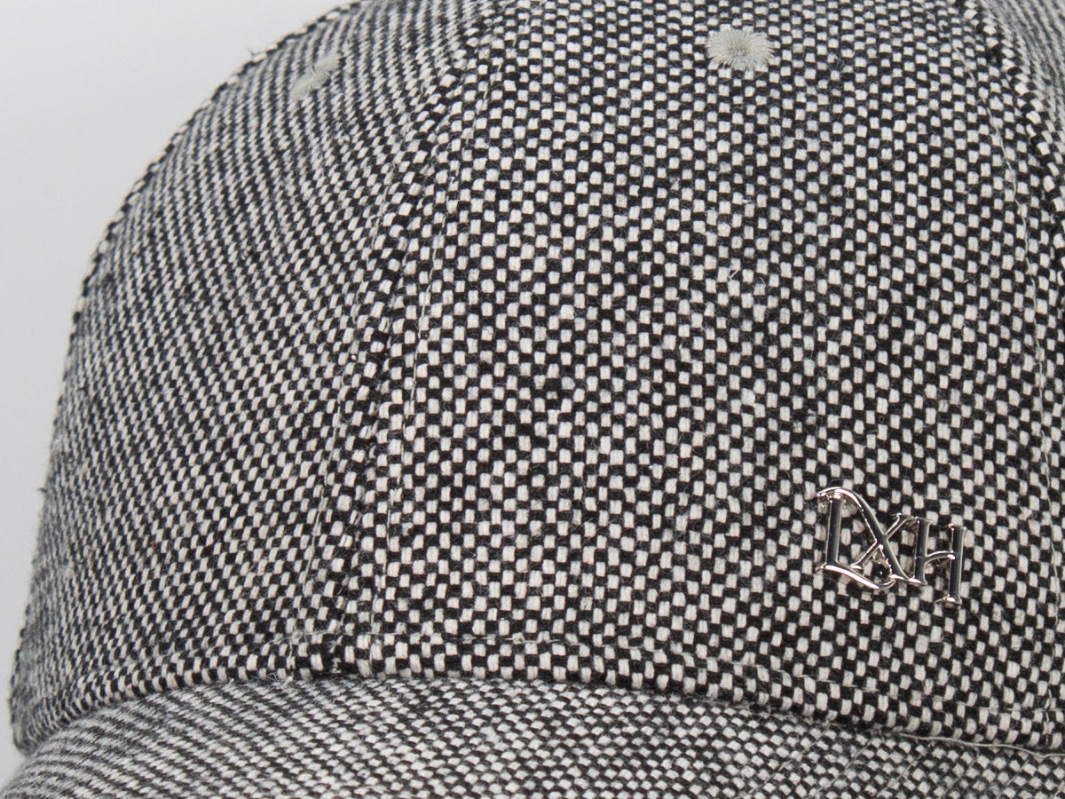 Casquette prestige gros caviar noir de la marque LXH avec un motif élégant et logo brodé