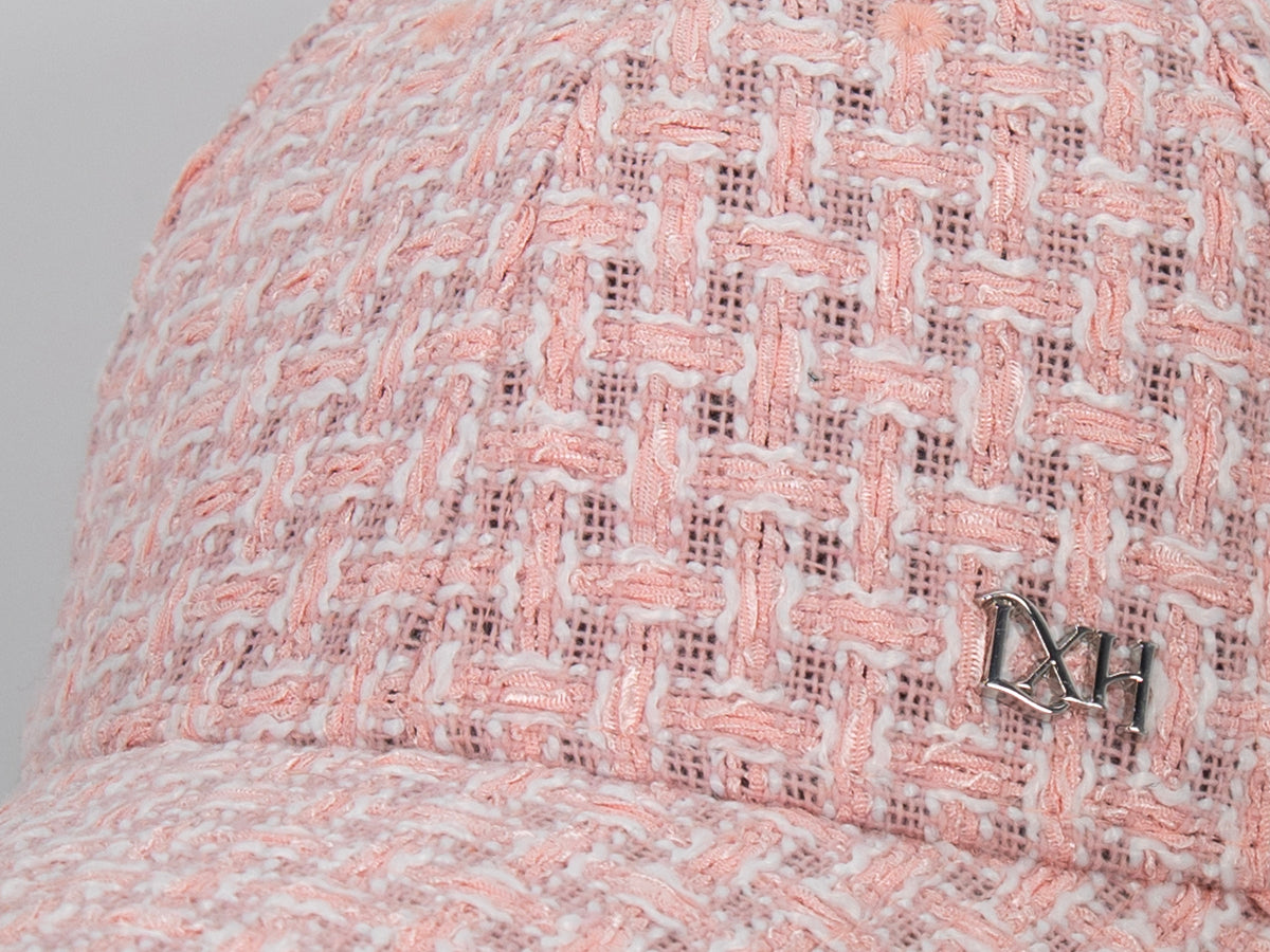 Casquette « Prestige » Tweed Rose de LXH avec un motif en tweed délicat et logo en métal