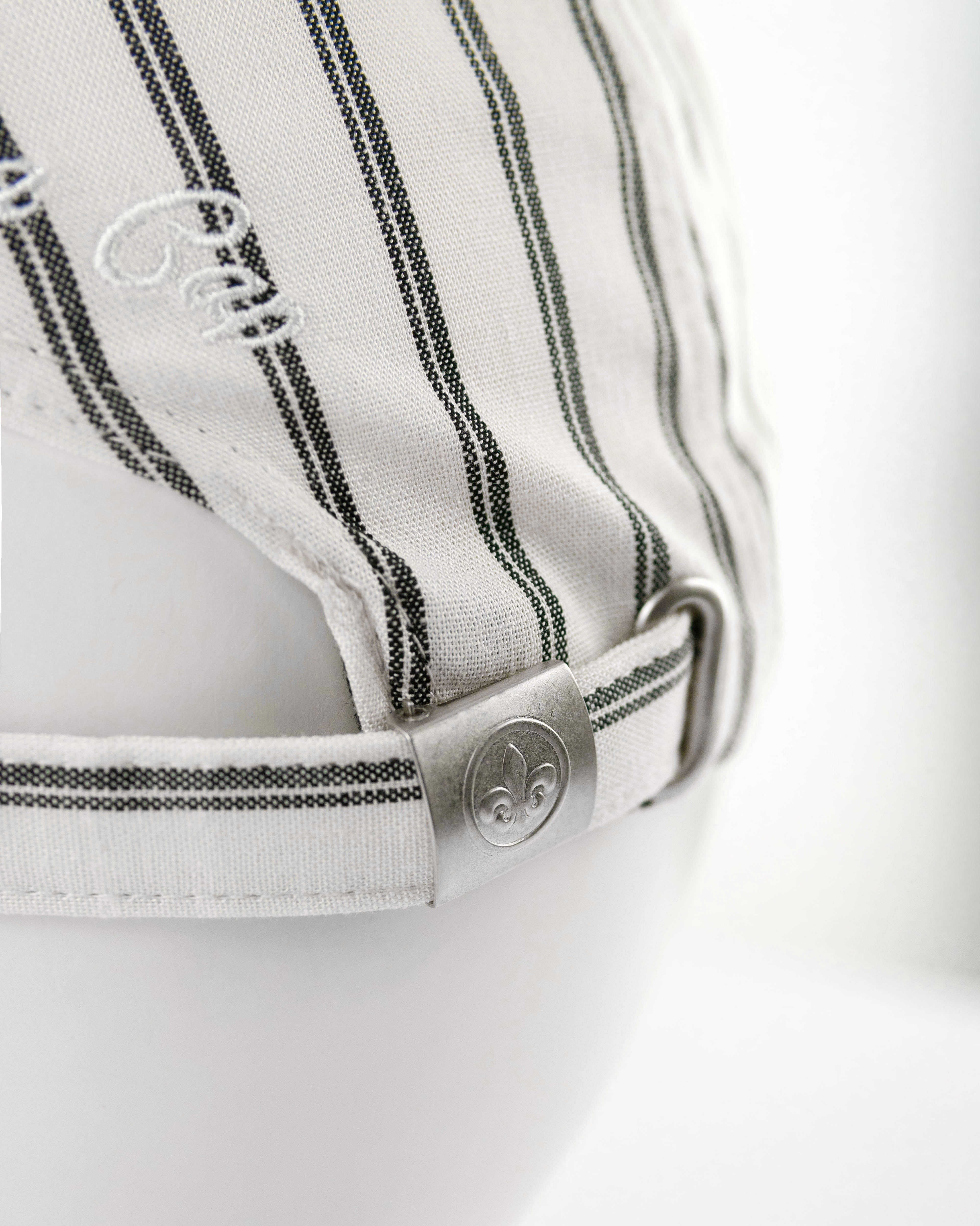 Casquette rayée beige homme avec fermoir en métal et design élégant pour un style décontracté