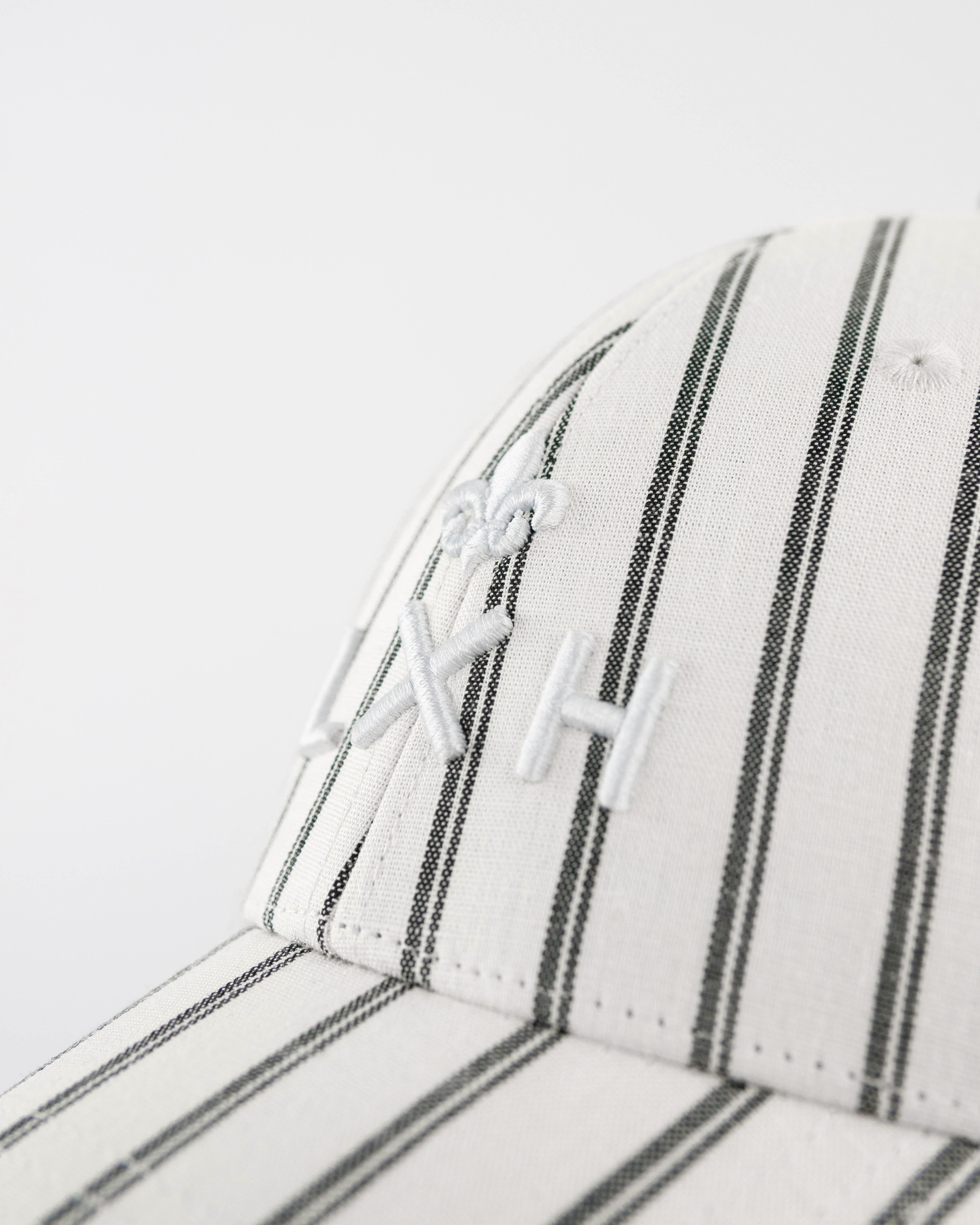 Casquette rayée beige homme LXH avec broderie élégante sur le devant