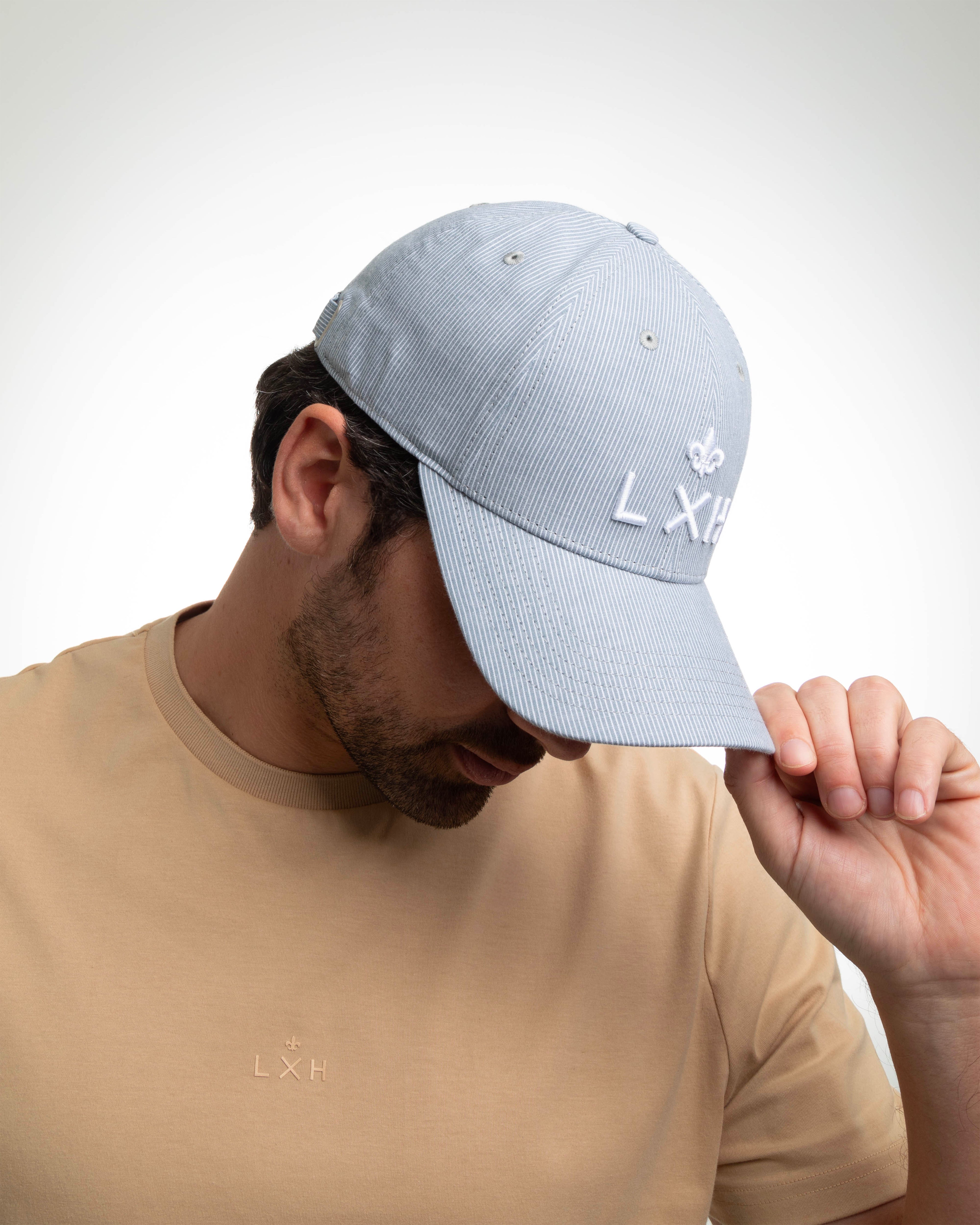 Casquette rayée bleu gris LXH avec logo brodé, idéale pour un style décontracté.
