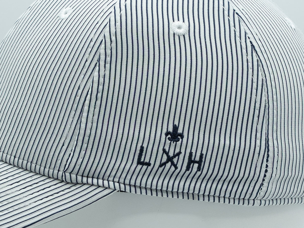 Casquette rayée bleu marine de la marque LXH avec logo brodé sur le côté