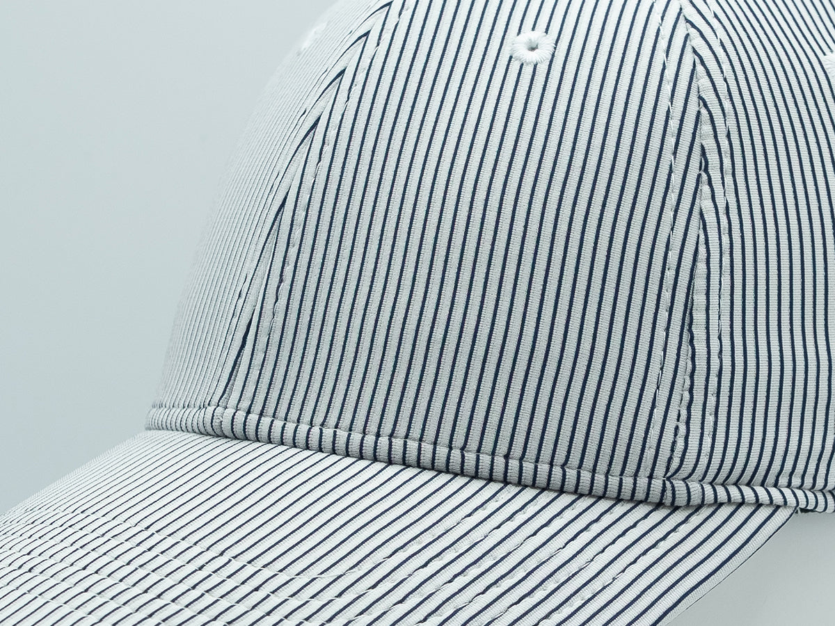 Casquette rayée bleu marine de LXH avec un design élégant et des rayures raffinées