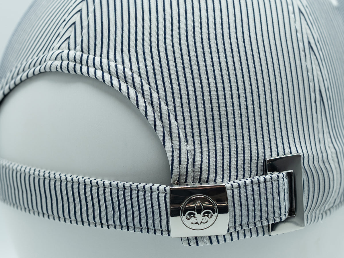 Vue arrière d'une casquette rayée bleu marine de la marque LXH avec fermeture métallique