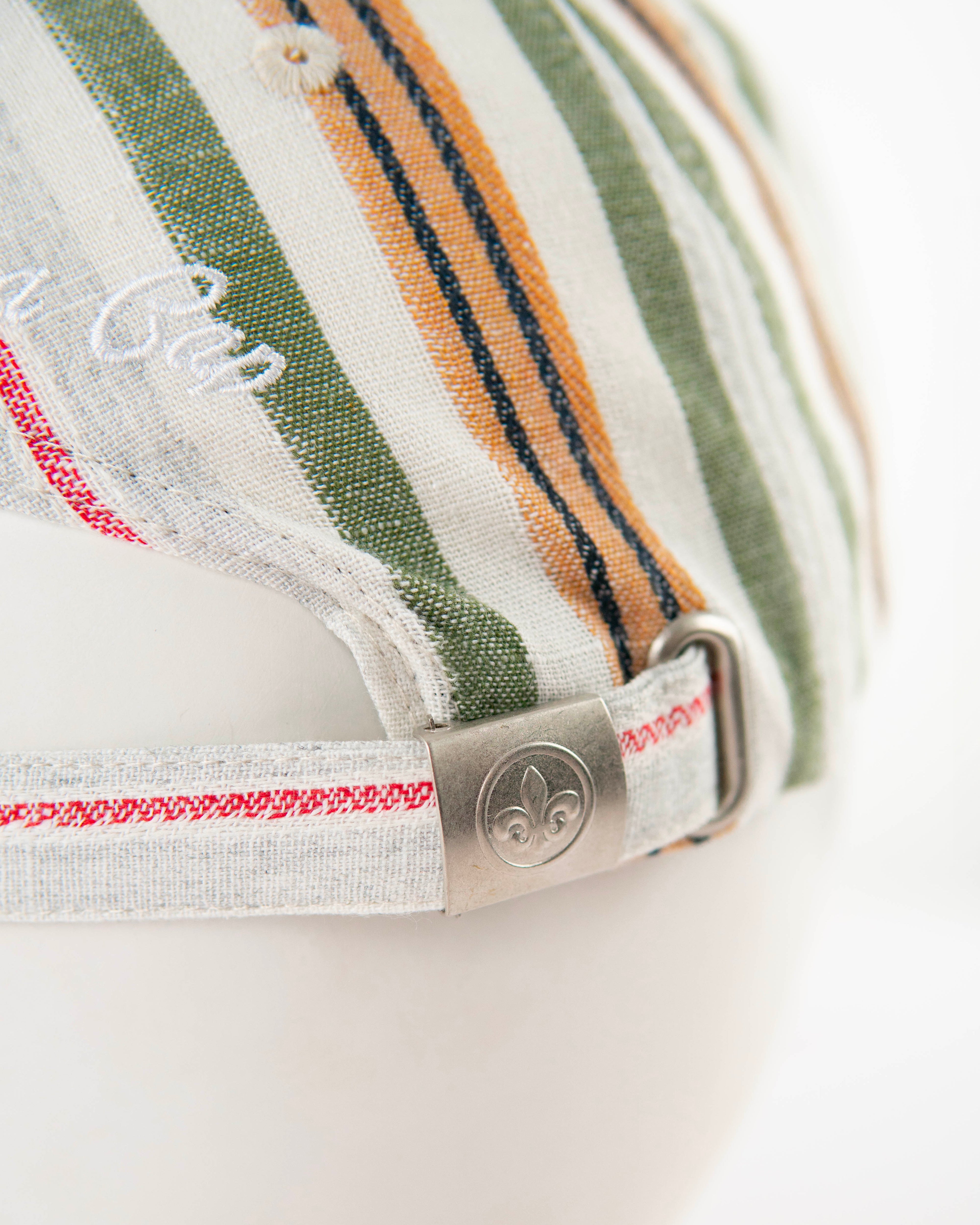 Casquette rayée verte homme avec fermeture réglable et détails élégants