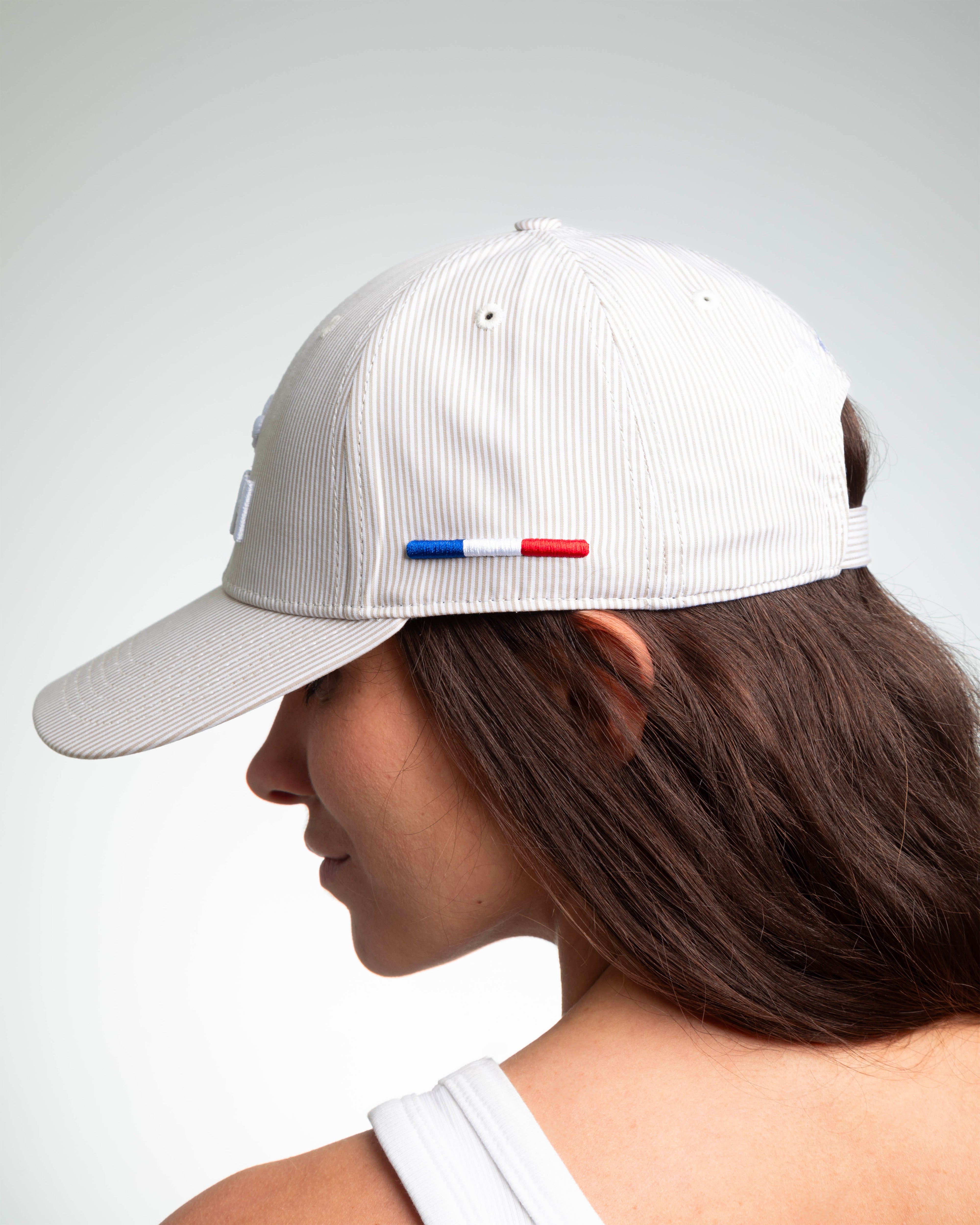Casquette Rayures Beige / Blanc de LXH avec détails tricolores sur le côté pour style décontracté
