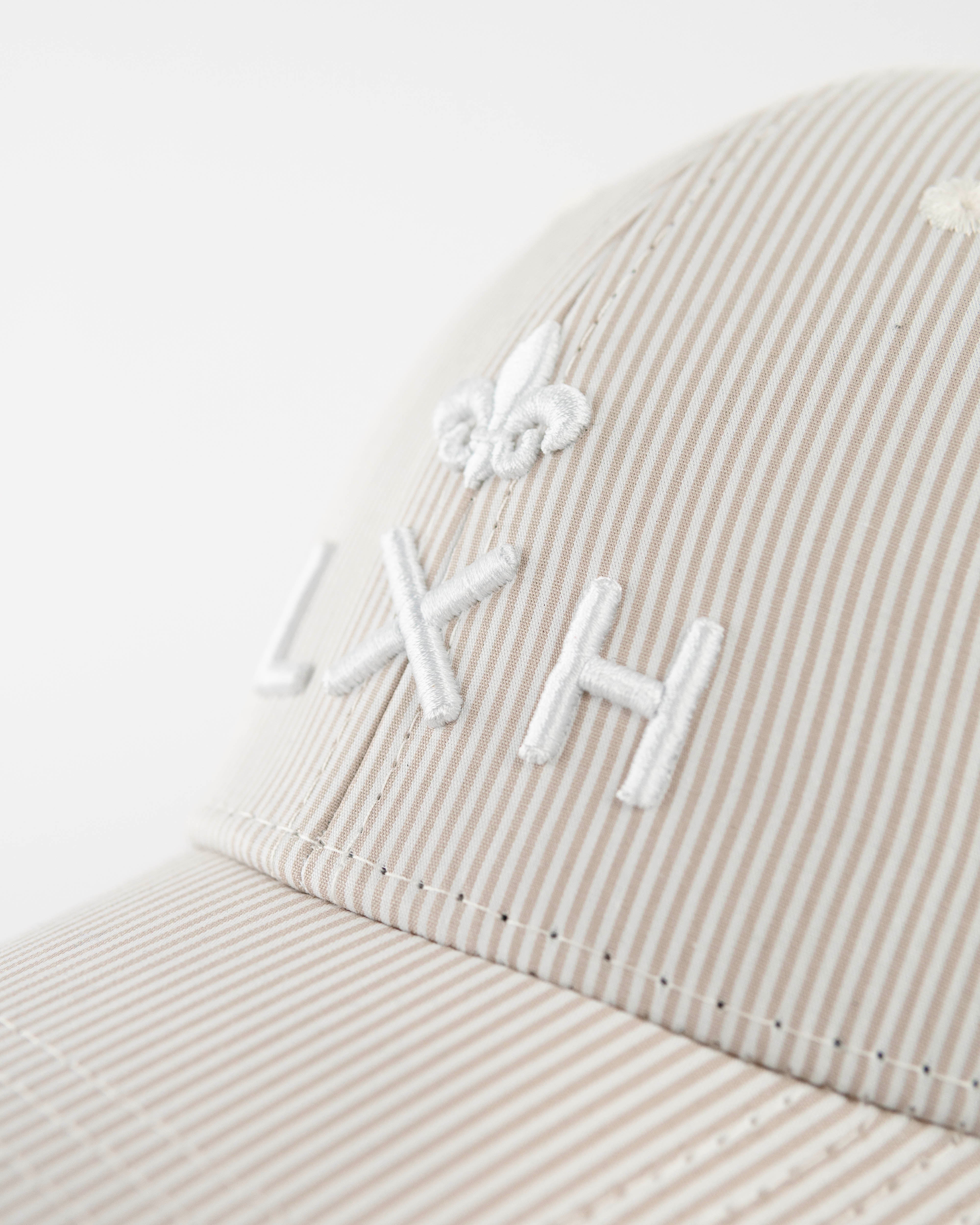 Casquette Rayures Beige / Blanc de la marque LXH avec logo brodé en relief