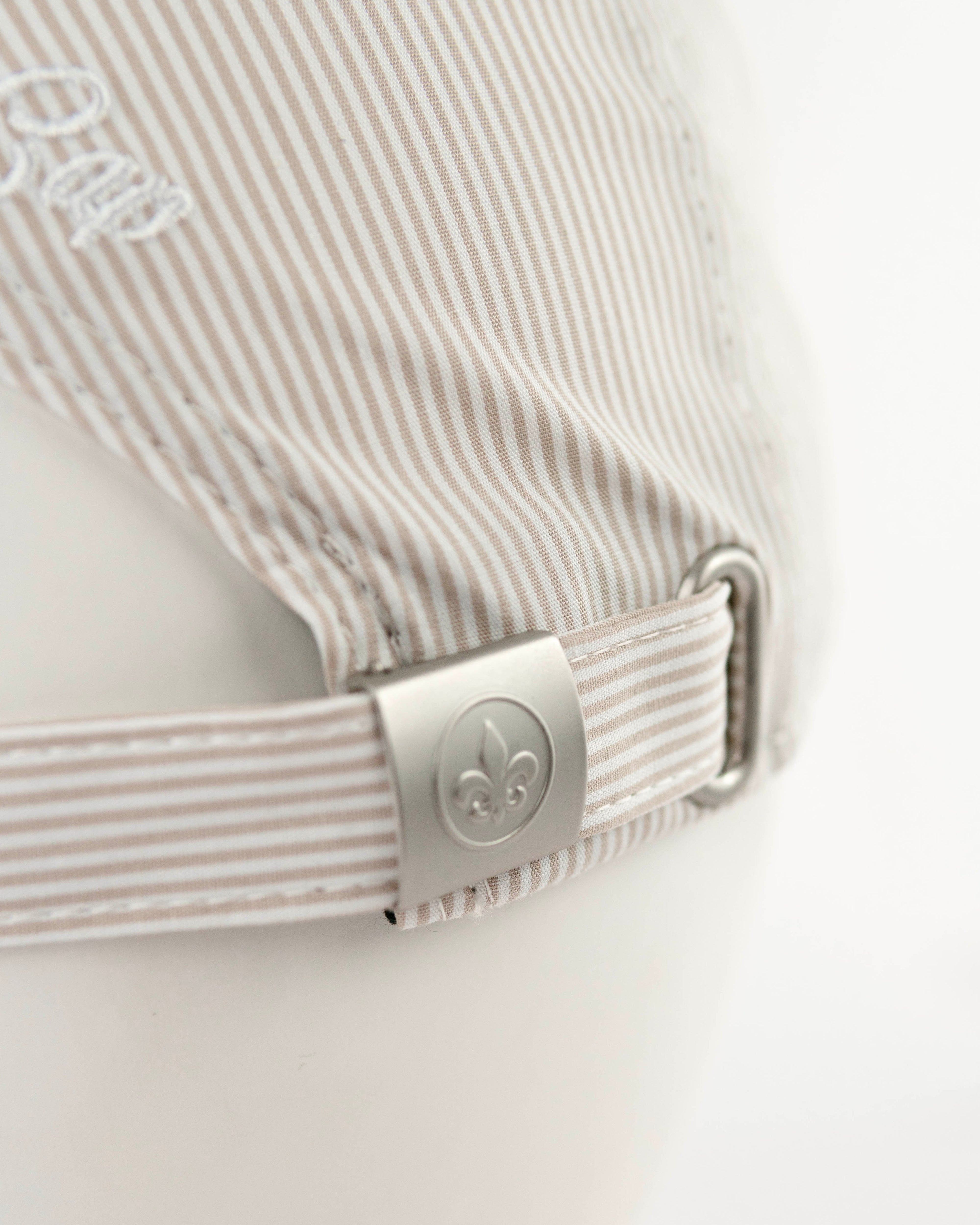 Casquette Rayures Beige / Blanc de la marque LXH avec une finition élégante et un logo discret